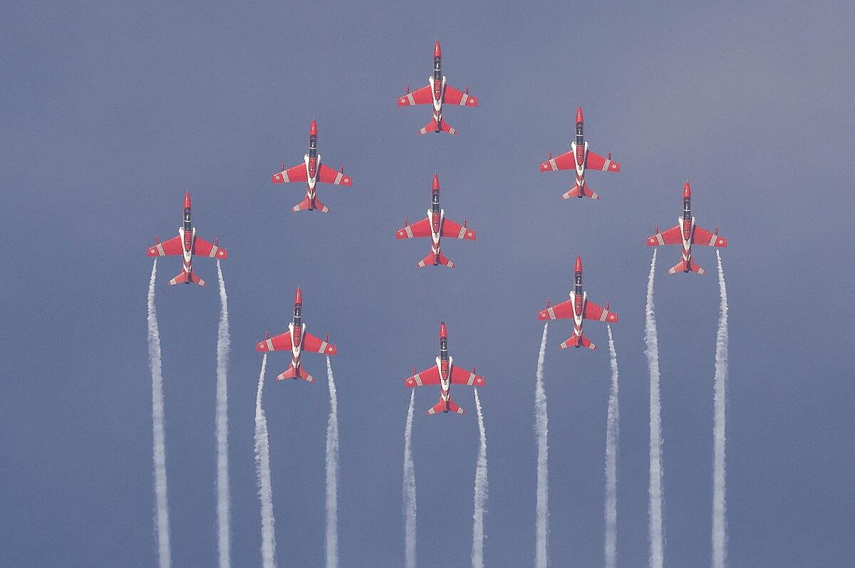 Dubai Air Show 2025 | ‘ಸೂರ್ಯಕಿರಣ’, ‘ತೇಜಸ್‌’ ಚಮತ್ಕಾರಕ್ಕೆ ಮನಸೋತ ಪ್ರೇಕ್ಷಕ