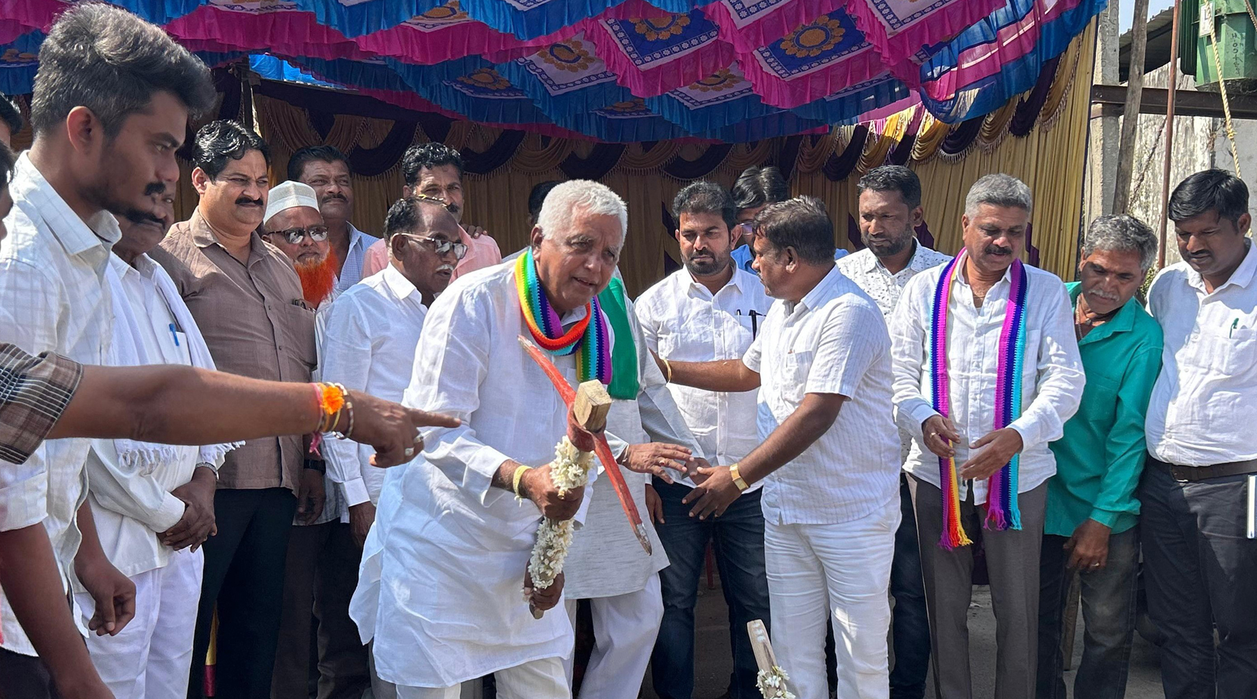 ಬ್ಯಾಡಗಿ ಪಟ್ಟಣದಲ್ಲಿ ಗುಮ್ಮನಹಳ್ಳಿ ವೃತ್ತ ನಿರ್ಮಾಣ ಕಾಮಗಾರಿಗೆ ಶಾಸಕ ಬಸವರಾಜ ಶಿವಣ್ಣನವರ ಭೂಮಿ ಪೂಜೆ ನೆರವೇರಿಸಿದರು.