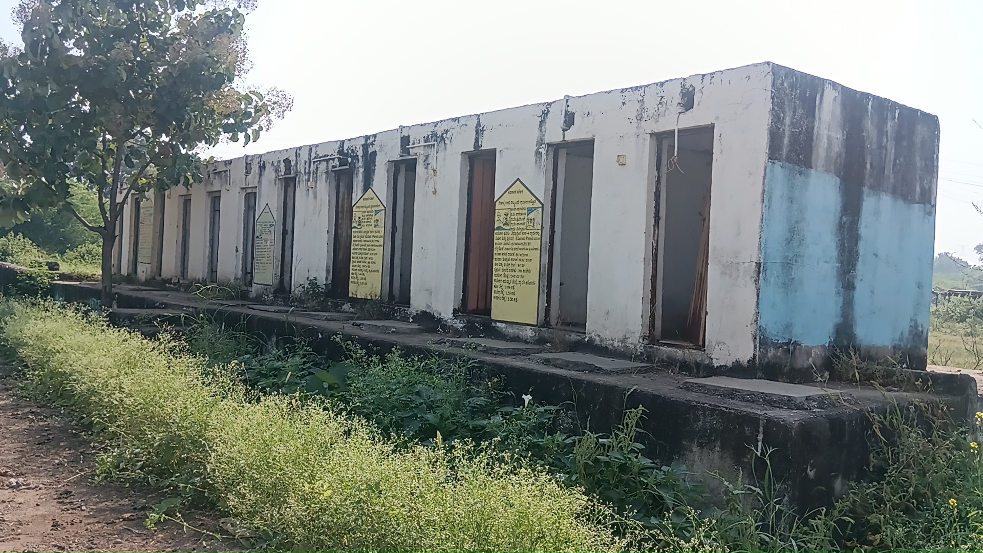 ಹುನಗುಂದ ತಾಲ್ಲೂಕಿನ ತಿಮ್ಮಾಪೂರ ಗ್ರಾಮದಲ್ಲಿ ನಿರ್ಮಿಸಿರುವ ಸಮುದಾಯ ಶೌಚಾಲಯ ಬಳಕೆಯಾಗದೆ ಹಾಳಾಗಿದೆ