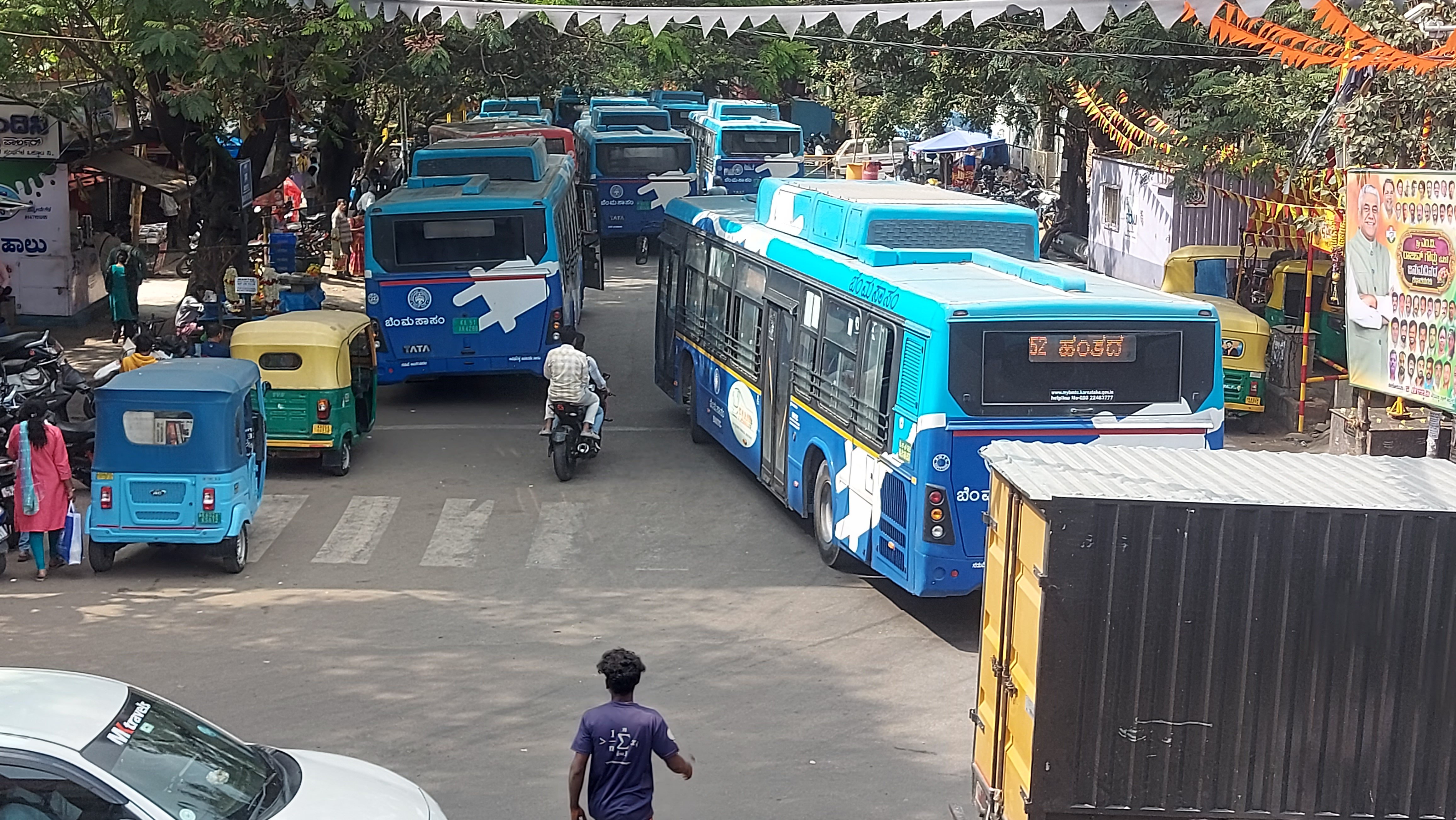 ಪೀಣ್ಯ 2ನೇ ಹಂತದ ಬಸ್ ನಿಲ್ದಾಣದಲ್ಲಿ ಅಡ್ಡಾದಿಡ್ಡಿ ಚಲಿಸುವ ಬಸ್ ಗಳು