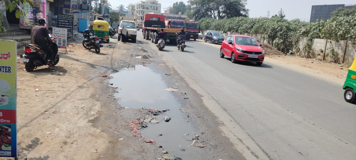 ಸದಾ ರಸ್ತೆ ಪಕ್ಕದಲ್ಲೇ ಚರಂಡಿ ನೀರು ಹೀಗೆ ನಿಂತರೇ ಮಳೆಗಾಲದಲ್ಲಿ ಇನ್ನೆಗೆ ನಿಂತಿರಬಹುದು ಎನ್ನುವಂತಿದೆ ಪಾದಚಾರಿ ಮಾರ್ಗ