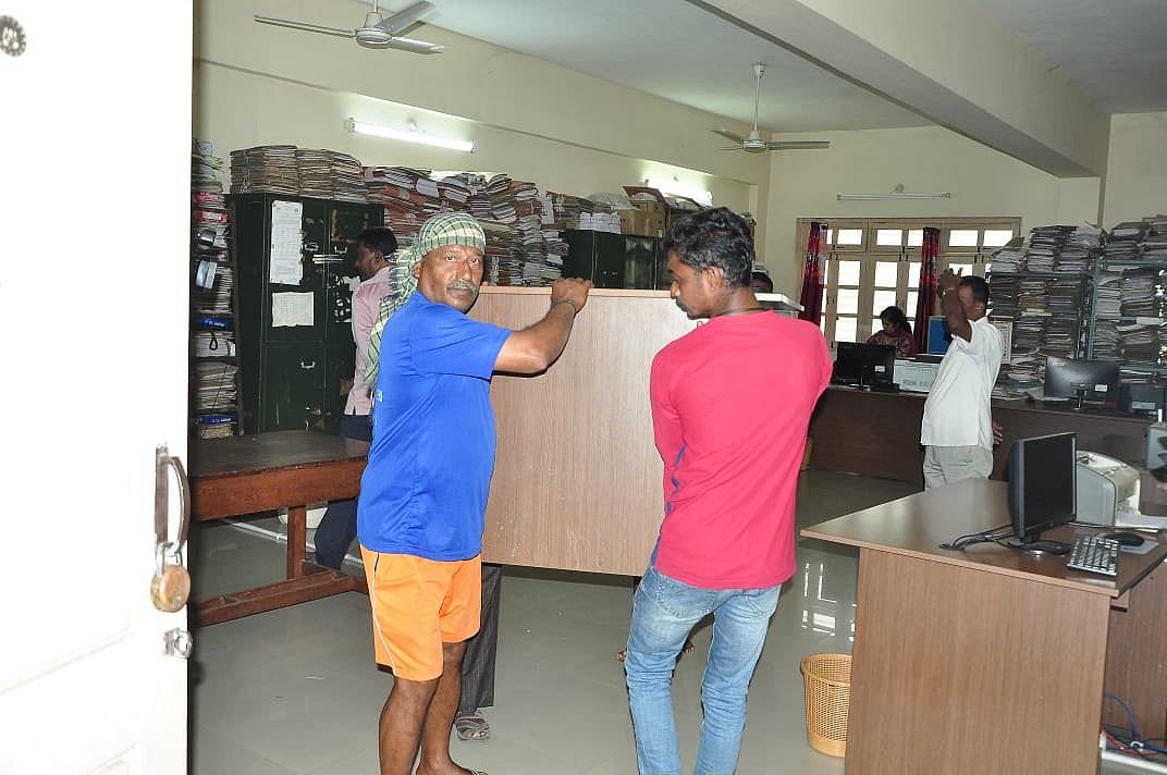 ಮಂಡ್ಯ | ಭೂ ಪರಿಹಾರ ನೀಡಲು ವಿಳಂಬ: ಕಾವೇರಿ ನೀರಾವರಿ ನಿಗಮದ ಕಚೇರಿ ಜಪ್ತಿ

