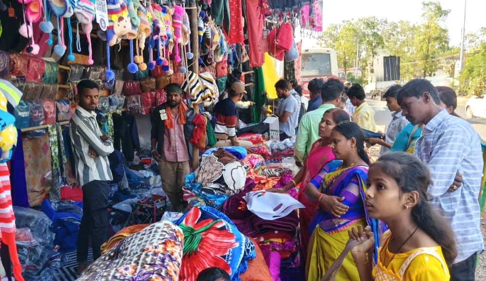 ಬೀದರ್‌ನ ಮನ್ನಳ್ಳಿ ರಸ್ತೆಯ ಮಳಿಗೆಯಲ್ಲಿ ಸ್ವೆಟರ್‌ ಖರೀದಿಸುತ್ತಿರುವ ಜನ