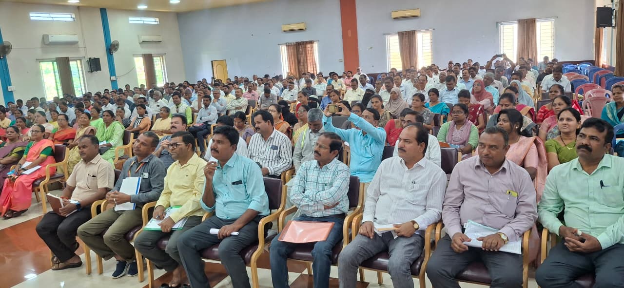 ಹೊಸಪೇಟೆಯಲ್ಲಿ ಮಂಗಳವಾರ ನಡೆದ ಎಸ್‌ಎಸ್ಎಲ್‌ಸಿ ಫಲಿತಾಂಶ ಸುಧಾರಣೆ ಕುರಿತಂತೆ ನಡೆದ ಸಭೆಯಲ್ಲಿ ಪಾಲ್ಗೊಂಡ ಜಿಲ್ಲೆಯ ಪ್ರೌಢಶಾಲೆಗಳ ಮುಖ್ಯಾಧ್ಯಾಪಕರು  –ಪ್ರಜಾವಾಣಿ ಚಿತ್ರ