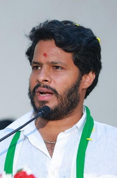 ಕಸ ಗುಡಿಸಲು ಯಂತ್ರಗಳ ಬಾಡಿಗೆ: ನಿಖಿಲ್ ಕುಮಾರಸ್ವಾಮಿ ಆಕ್ಷೇಪ