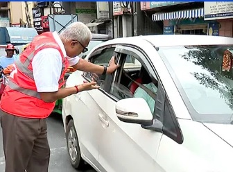 ಶಾಸಕ ಎಸ್‌.ಸುರೇಶ್‌ ಕುಮಾರ್‌ ಅವರು ಕಾರು ಚಾಲಕರೊಬ್ಬರ ಜತೆಗೆ ಚರ್ಚಿಸಿದರು 