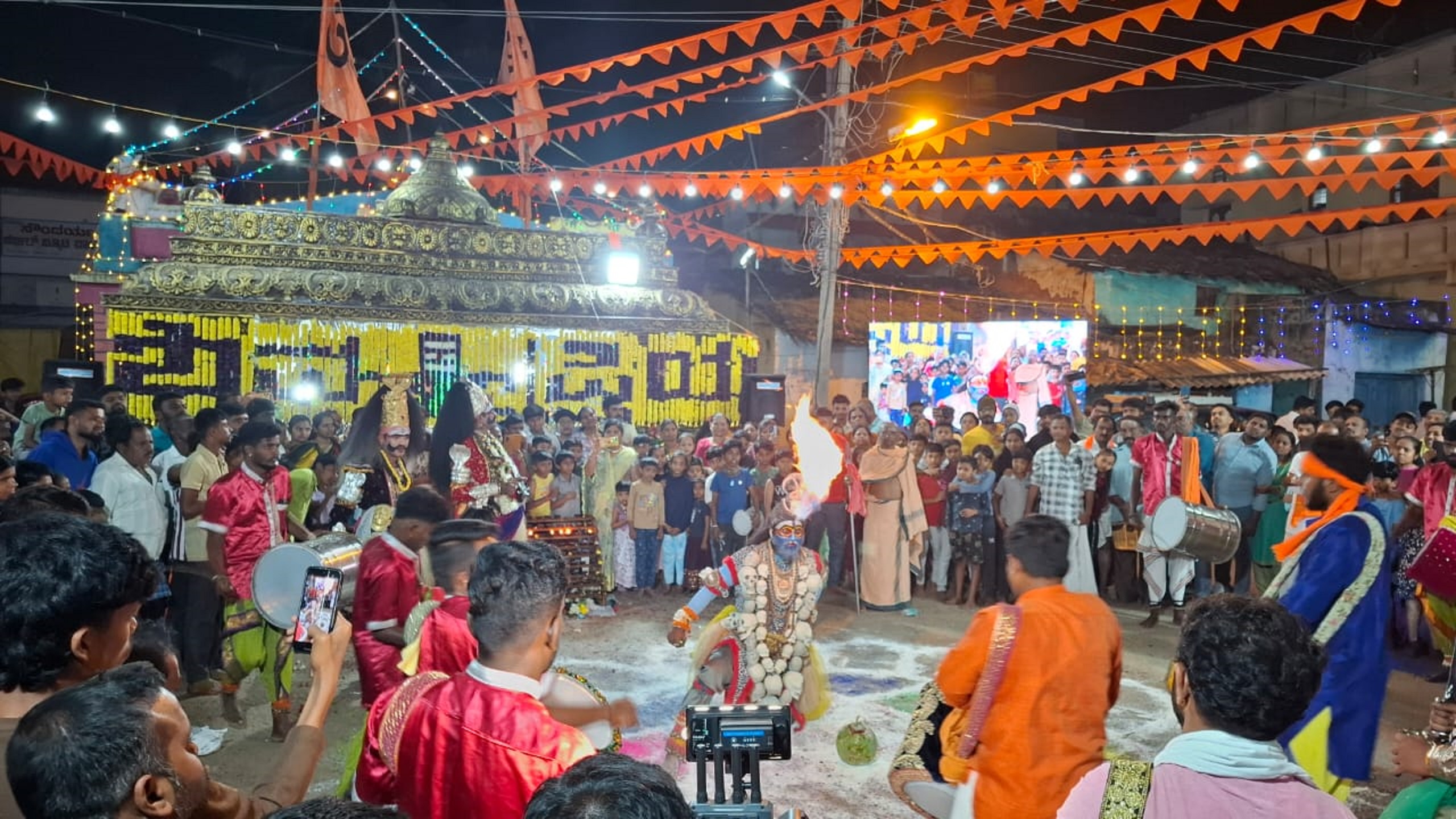 ಹೊಸದುರ್ಗದ ಈಶ್ವರ ದೇವಾಲಯದ ಆವರಣದಲ್ಲಿ ವೀರಗಾಸೆ ಪ್ರದರ್ಶಿಸಲಾಯಿತು.