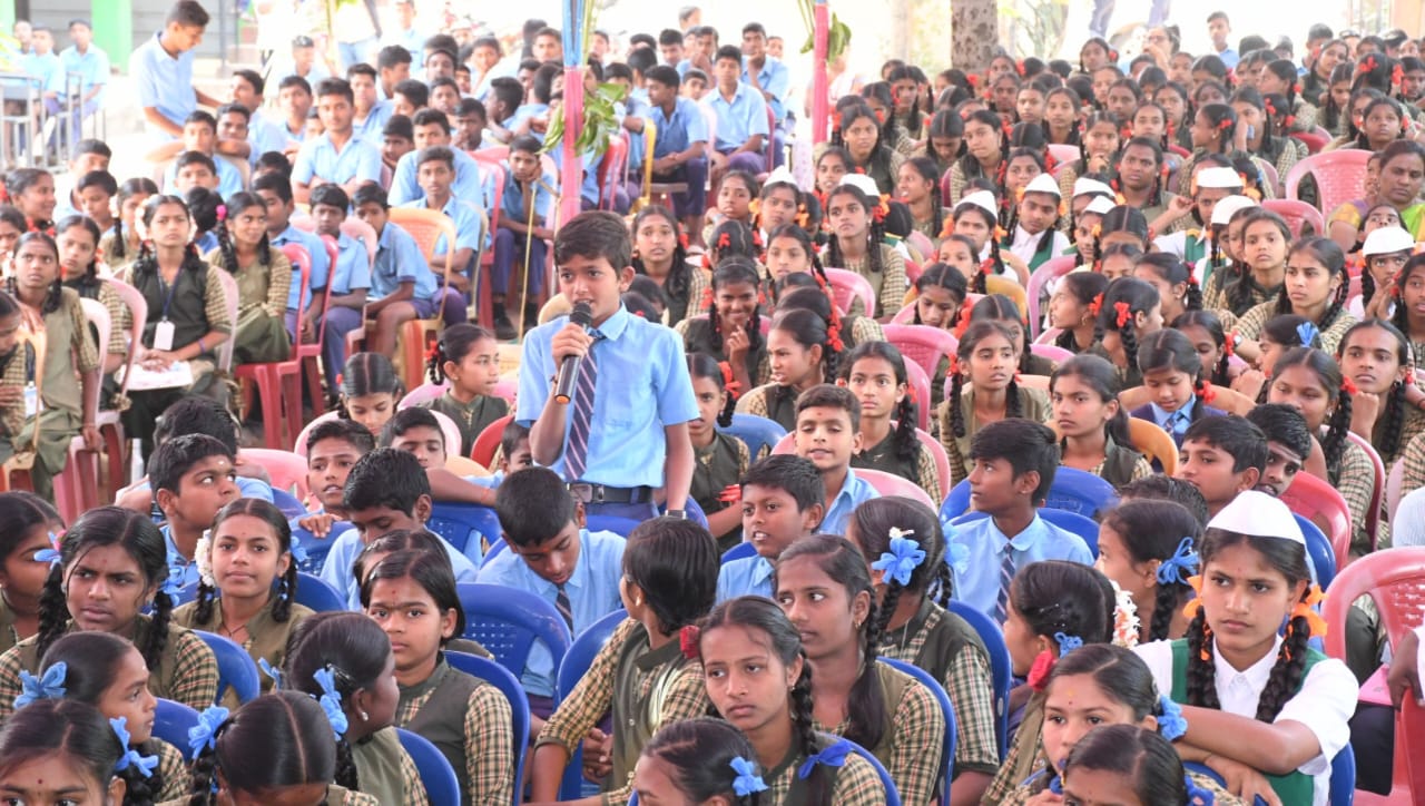 ಧಾರವಾಡ ತಾಲ್ಲೂಕಿನ ಮಾದನಭಾವಿ ಸರ್ಕಾರಿ ಹಿರಿಯ ಪ್ರಾಥಮಿಕ ಶಾಲೆಯಲ್ಲಿ ನಡೆದ ಮಕ್ಕಳ ವಿಶೇಷ ಗ್ರಾಮ ಸಭೆಯಲ್ಲಿ ವಿದ್ಯಾರ್ಥಿಯೊಬ್ಬರು ಪ್ರಶ್ನೆ ಕೇಳಿದರು 