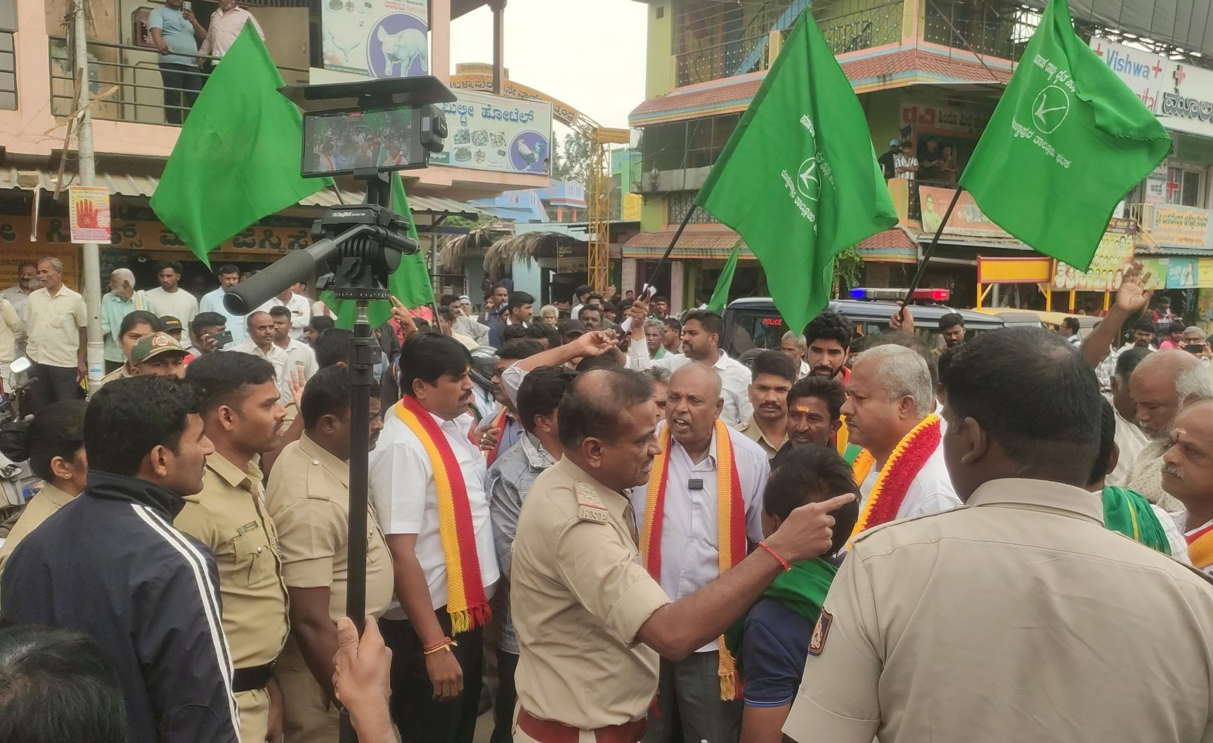 ದೊಡ್ಡಬಳ್ಳಾಪುರದ ಡಿ.ಕ್ರಾಸ್‌ ವೃತ್ತದಲ್ಲಿ ಮಂಗಳವಾರ ಹಿಂದೂಪುರ-ಯಲಹಂಕ ರಾಜ್ಯ ಹೆದ್ದಾರಿ ಅವ್ಯವಸ್ಥೆ ಖಂಡಿಸಿ ರಸ್ತೆ ತಡೆ ನಡೆಸಿದ ಕಾರ್ಯಕರ್ತರನ್ನು ಪೊಲೀಸರು ಬಂಧಿಸಿದರು