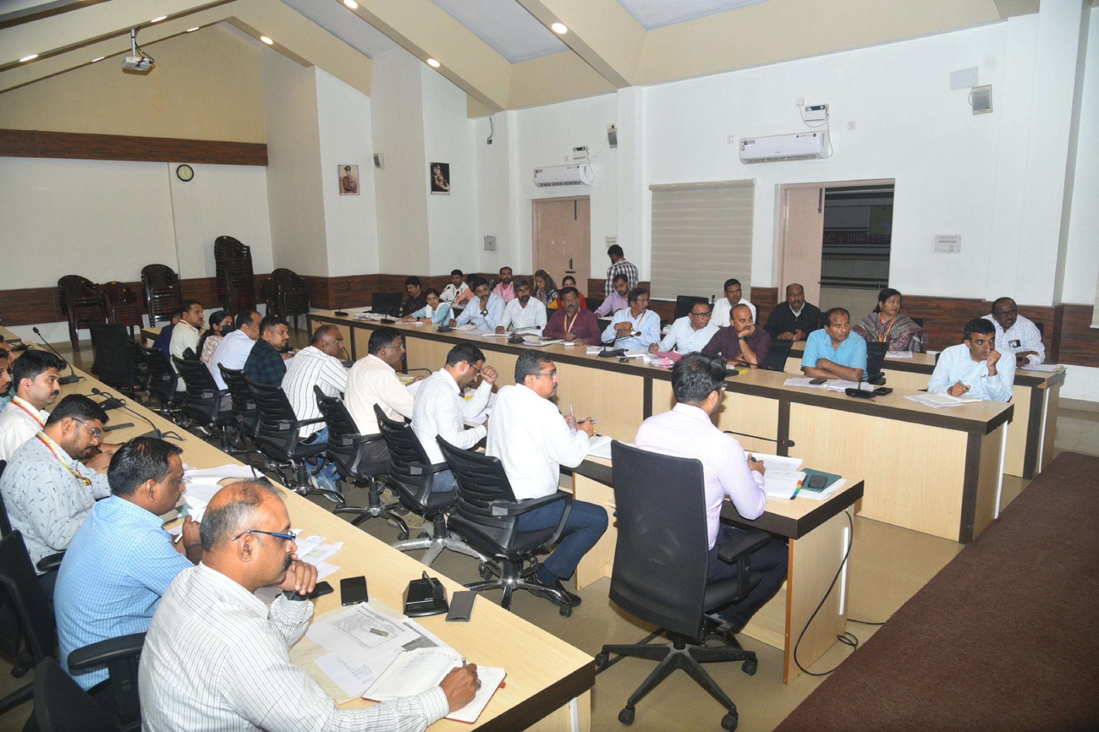 ಸಭೆಯಲ್ಲಿ ಭಾಗವಹಿಸಿದ್ದ ಅಧಿಕಾರಿಗಳು