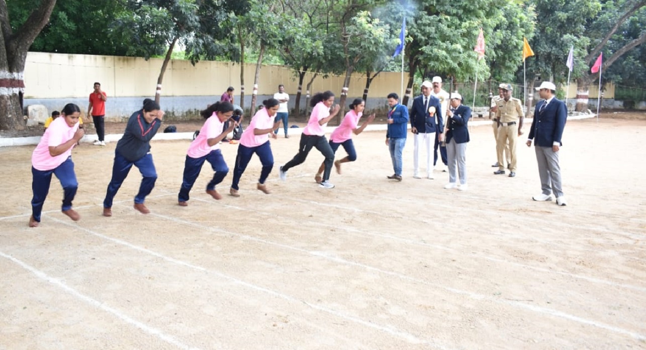 ಜಿಲ್ಲಾ ಪೊಲೀಸರ ವಾರ್ಷಿಕ ಕ್ರೀಡಾಕೂಟದಲ್ಲಿ ಸ್ಪರ್ಧಿಗಳು ಓಟ ಆರಂಭಿಸಿದ ಸಂದರ್ಭ