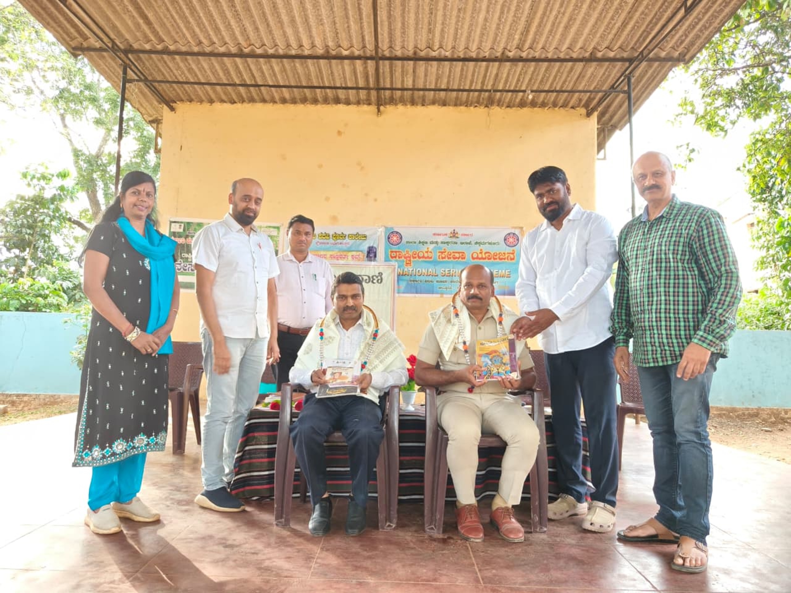 ಆಲ್ದೂರಿನಲ್ಲಿ ಪ್ರೌಢಶಾಲೆ ಮತ್ತು ಪದವಿ ಪೂರ್ವ ಕಾಲೇಜು ವಿದ್ಯಾರ್ಥಿಗಳಿಗೆ ಆಯೋಜಿಸಿದ್ದ ‘ಮಾದಕ ವ್ಯಸನ ಮುಕ್ತ ಮತ್ತು ಸೈಬರ್ ಅಪರಾಧ ಜಾಗೃತಿ ಕಾರ್ಯಕ್ರಮ’ದಲ್ಲಿ ವೈದ್ಯ ಮನು ಮತ್ತು ವೃತ ನಿರೀಕ್ಷಕ ಸೋಮೇಗೌಡ ಅವರನ್ನು ‘ಪ್ರಜಾವಾಣಿ’ ಸಂಸ್ಥೆ ವತಿಯಿಂದ ಸನ್ಮಾನಿಸಲಾಯಿತು