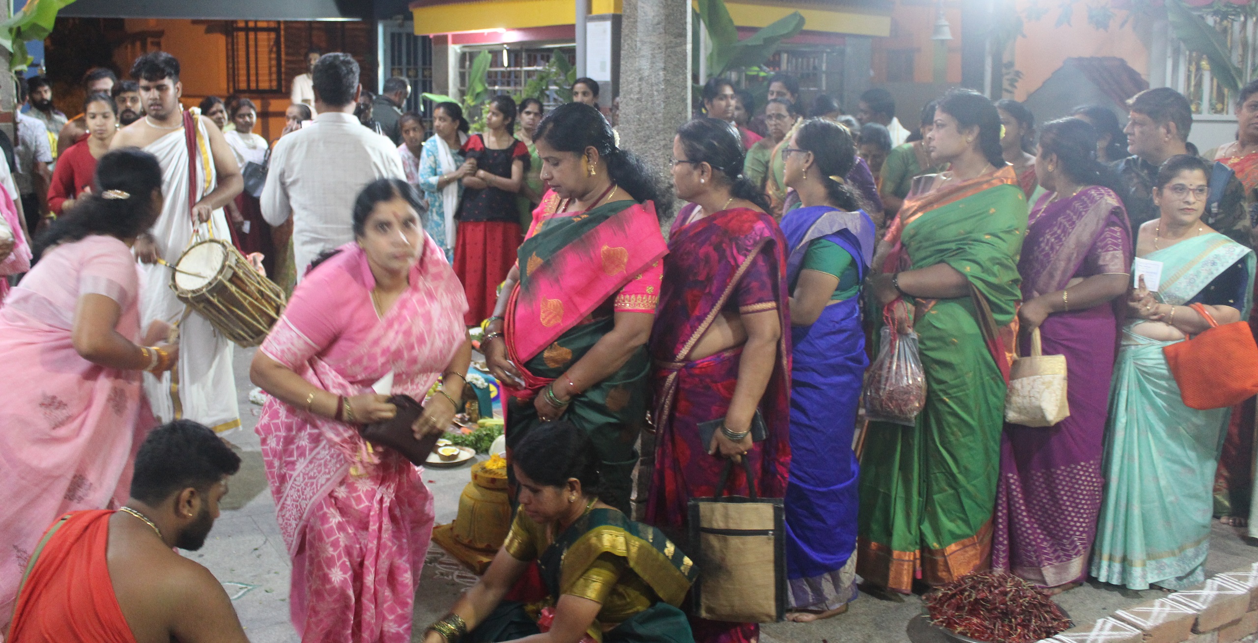 ಆನೇಕಲ್‌ ಗಂಗಾಪರಮೇಶ್ವರಿ ದೇವಾಲಯದಲ್ಲಿ ಭಕ್ತರ ಸಾಲು