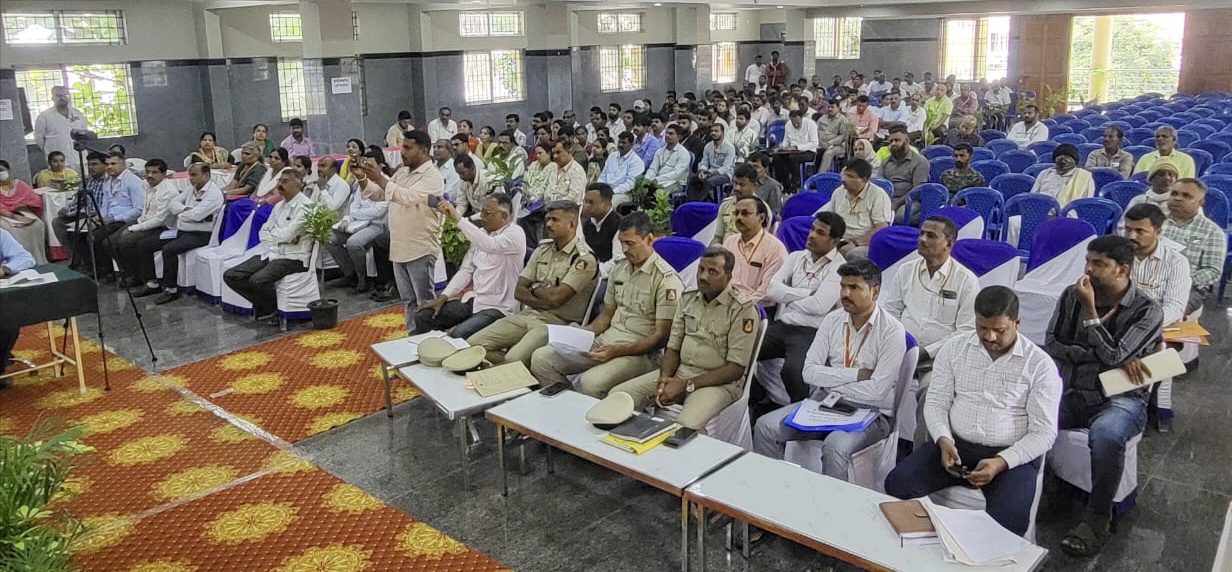 ಕಾರ್ಯಕ್ರಮದಲ್ಲಿ ಭಾಗವಹಿಸಿದ್ದ ಅಧಿಕಾರಿಗಳು ಮತ್ತು ಸಾರ್ವಜನಿಕರು