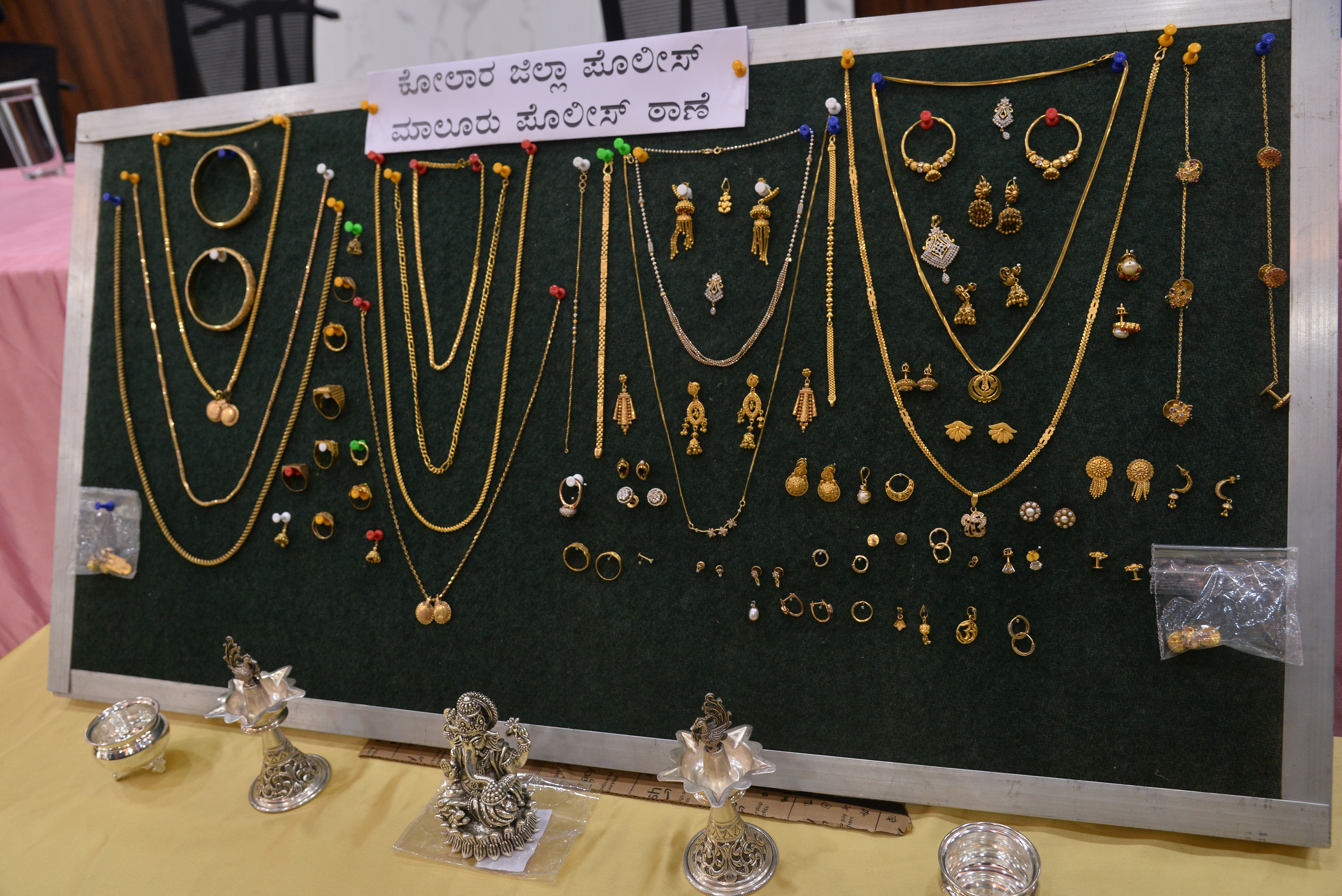 ಕಳ್ಳರಿಂದ ವಶಪಡಿಸಿಕೊಂಡಿರುವ ಚಿನ್ನಾಭರಣ