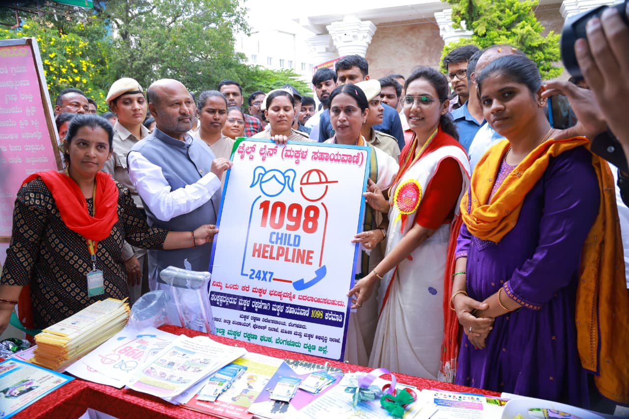 ವೇದಿಕೆ ಕಾರ್ಯಕ್ರಮ ಆರಂಭಕ್ಕೂ ಮುಂಚೆ ಮಕ್ಕಳ ಸಹಾಯವಾಣಿಯ ಪೋಸ್ಟರ್ ಅನ್ನು ಸಚಿವೆ ಲಕ್ಷ್ಮಿ ಹೆಬ್ಬಾಳಕರ ಬಿಡುಗಡೆ ಮಾಡಿದರು. ಶಾಸಕ ಎಚ್.ಎ. ಇಕ್ಬಾಲ್ ಹುಸೇನ್ ಹಾಗೂ ಇತರರು ಇದ್ದಾರೆ