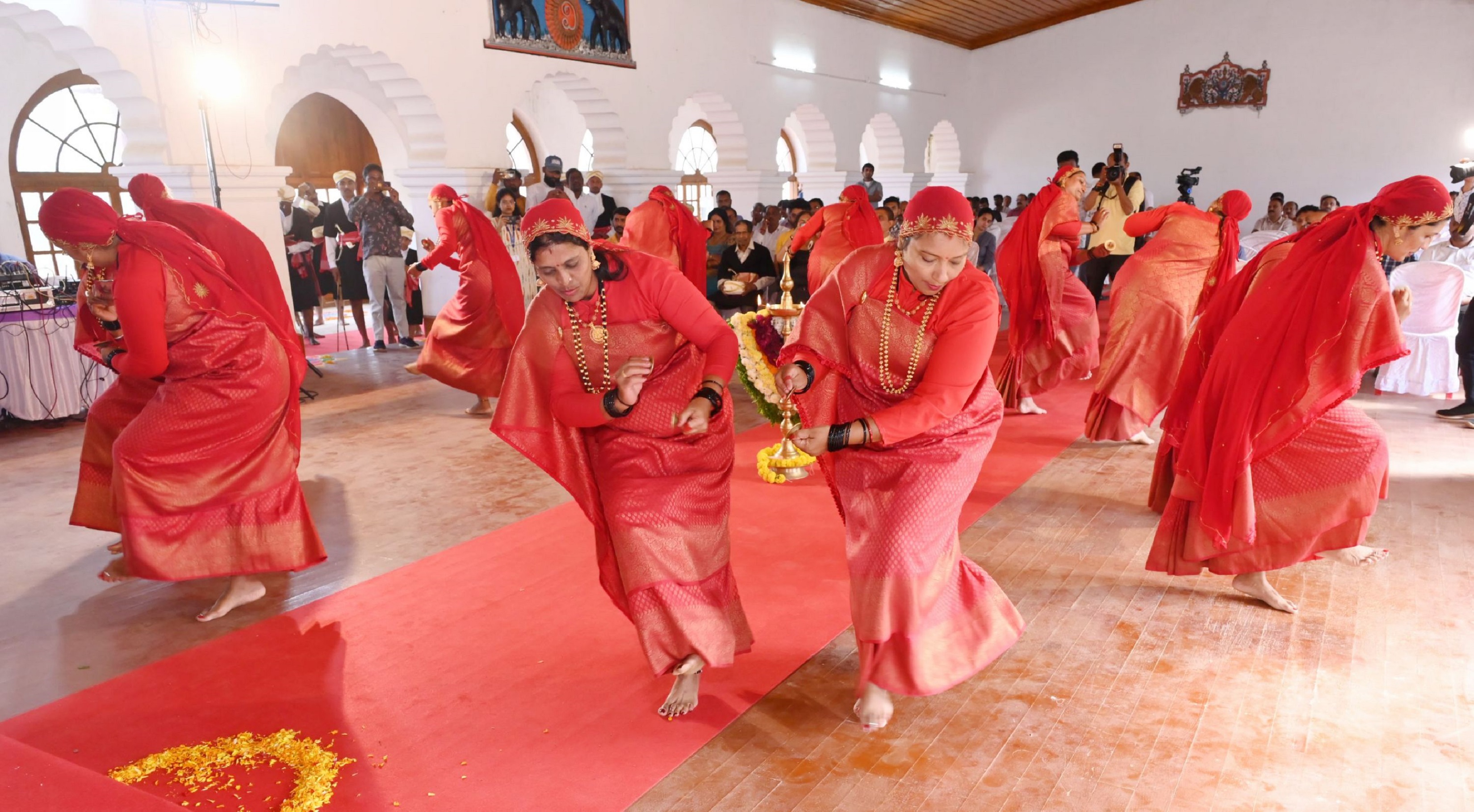 ಕಾರ್ಯಕ್ರಮದಲ್ಲಿ ಮಹಿಳೆಯರು ಸಾಂಸ್ಕೃತಿಕ ಕಾರ್ಯಕ್ರಮಗಳನ್ನು ಪ್ರಸ್ತುತಪಡಿಸಿದರು
