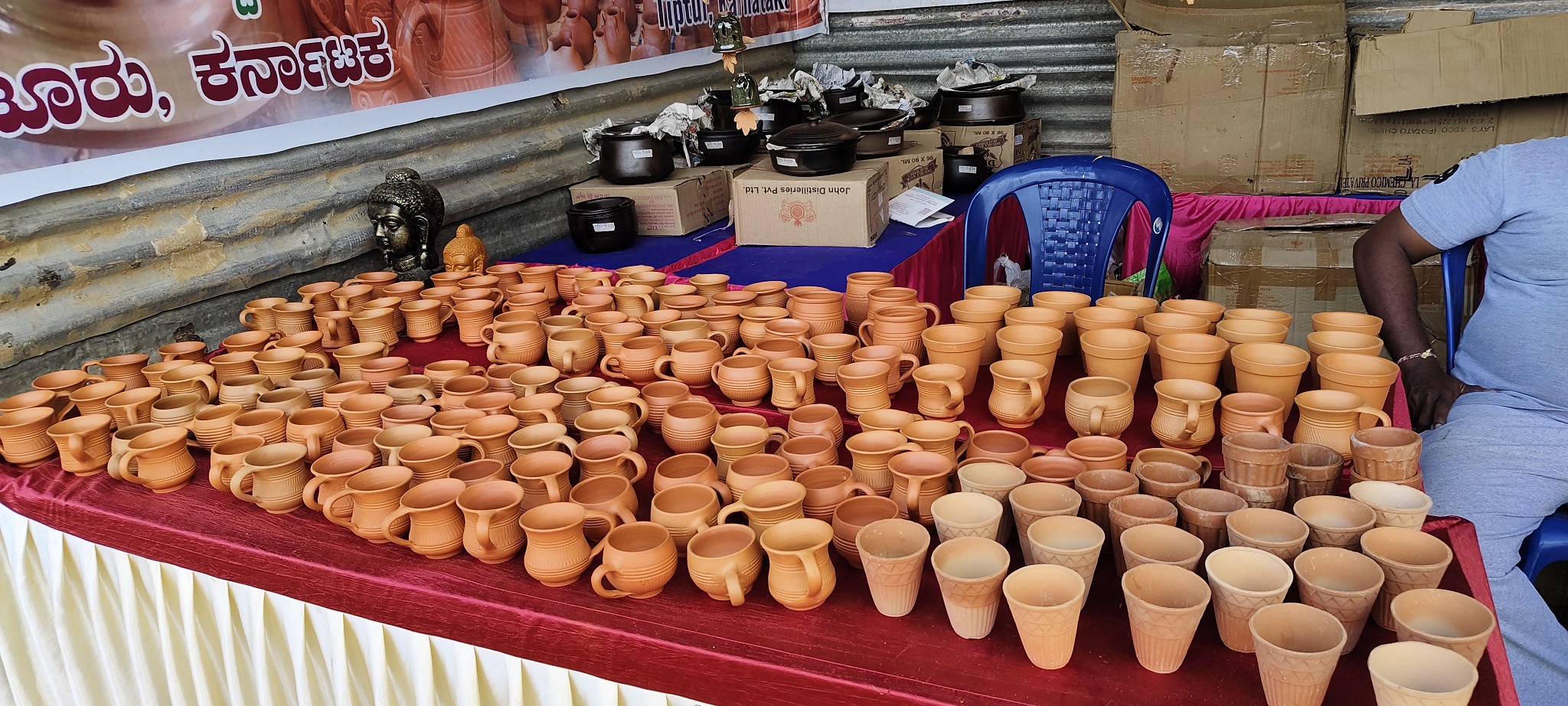 ಕರಕುಶಲ ಮಣ್ಣಿನ ಪದಾರ್ಥಗಳ ಮಾರಾಟ