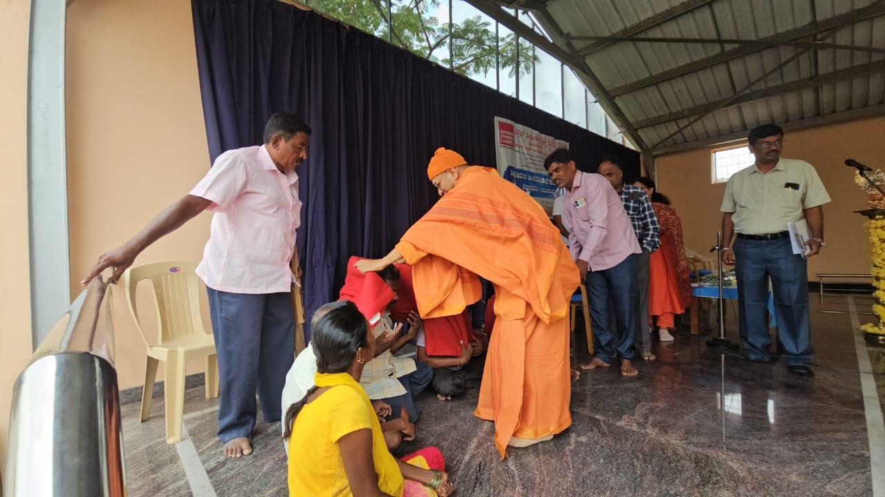 ಪಾವಗಡದಲ್ಲಿ ಬುಧವಾರ ಅಂಗವಿಕಲರ ಜೀವನೋಪಾಯ ಯೋಜನೆ ಉದ್ಘಾಟನಾ ಕಾರ್ಯಕ್ರಮದಲ್ಲಿ ರಾಮಕೃಷ್ಣ ಸೇವಾಶ್ರಮದ ಅಧ್ಯಕ್ಷ ಸ್ವಾಮಿ ಜಪಾನಂದಜಿ ಅಂಗವಿಕಲರಿಗೆ ಕಂಬಳಿಗಳನ್ನು ವಿತರಿಸಿದರು.