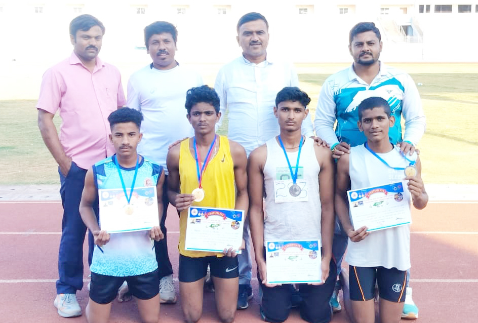 ಅಥ್ಲೆಟಿಕ್ಸ್‌ ಕ್ರೀಡಾಕೂಟದ 400 ಮೀಟರ್‌ ಓಟದಲ್ಲಿ ಪ್ರಥಮ ಸ್ಥಾನ ಪಡೆದ ಸಿದ್ದರಾಜು ಹಾಗೂ ಇತರೆ ಕ್ರೀಡಾಪಟುಗಳನ್ನು ಅಭಿನಂದಿಸಲಾಯಿತು