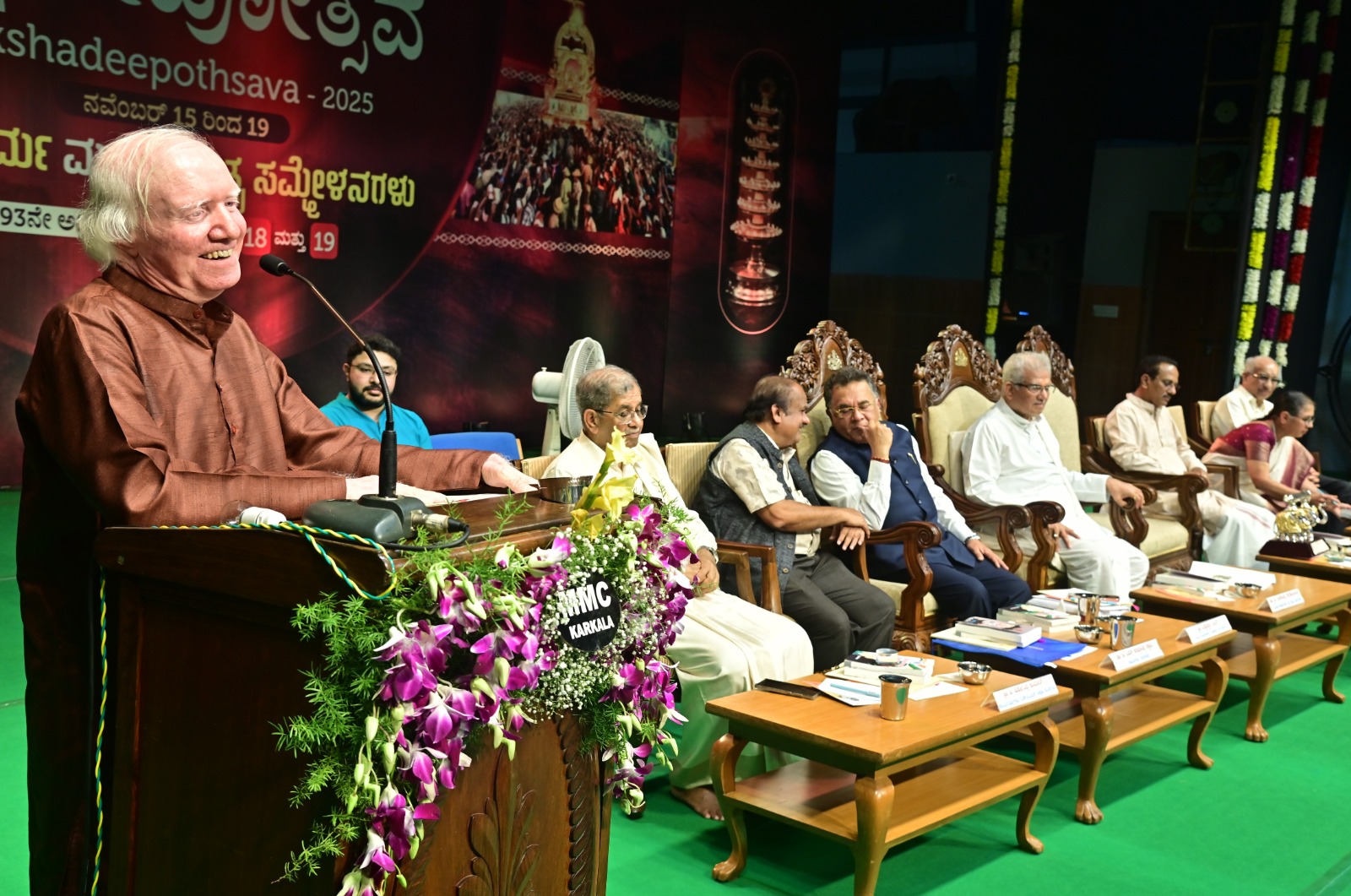 ಧರ್ಮಸ್ಥಳದಲ್ಲಿ ಬುಧವಾರ ನಡೆದ ಸಾಹಿತ್ಯ ಸಮ್ಮೇಳನದ 93ನೇ ಅಧಿವೇಶನದಲ್ಲಿ ಹಿರಿಯ ಸಾಹಿತಿ ಪ್ರೊ.ಪ್ರೇಮಶೇಖರ ಮಾತನಾಡಿದರು