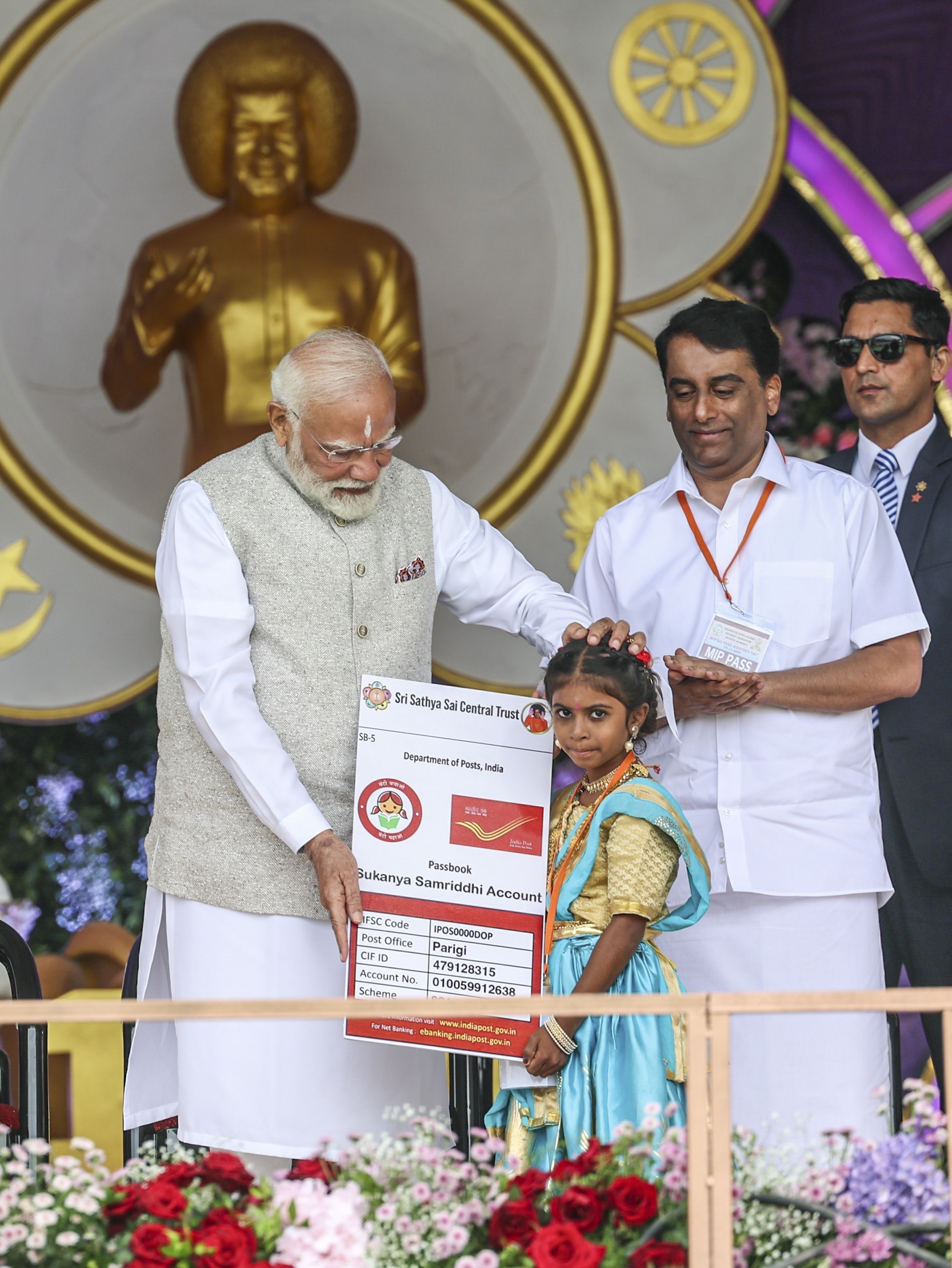 ಪುಟ್ಟಪರ್ತಿಯಲ್ಲಿ ವಿದ್ಯಾರ್ಥಿನಿಯೊಬ್ಬರಿಗೆ ಪ್ರಧಾನಿ ನರೇಂದ್ರ ಮೋದಿ ಸುಕನ್ಯಾ ಸಮೃದ್ಧಿ ಕಾರ್ಡ್‌ ವಿತರಿಸಿದರು   ಪಿಟಿಐ ಚಿತ್ರ