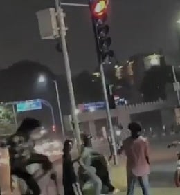 Video: ವಿಧಾನಸೌಧದ ಎದುರಿನ ‘ನಮ್ಮ ಮೆಟ್ರೊ’ ನಿಲ್ದಾಣದ ಬಳಿ ನೇಪಾಳ ಯುವಕರ ಹೊಡೆದಾಟ