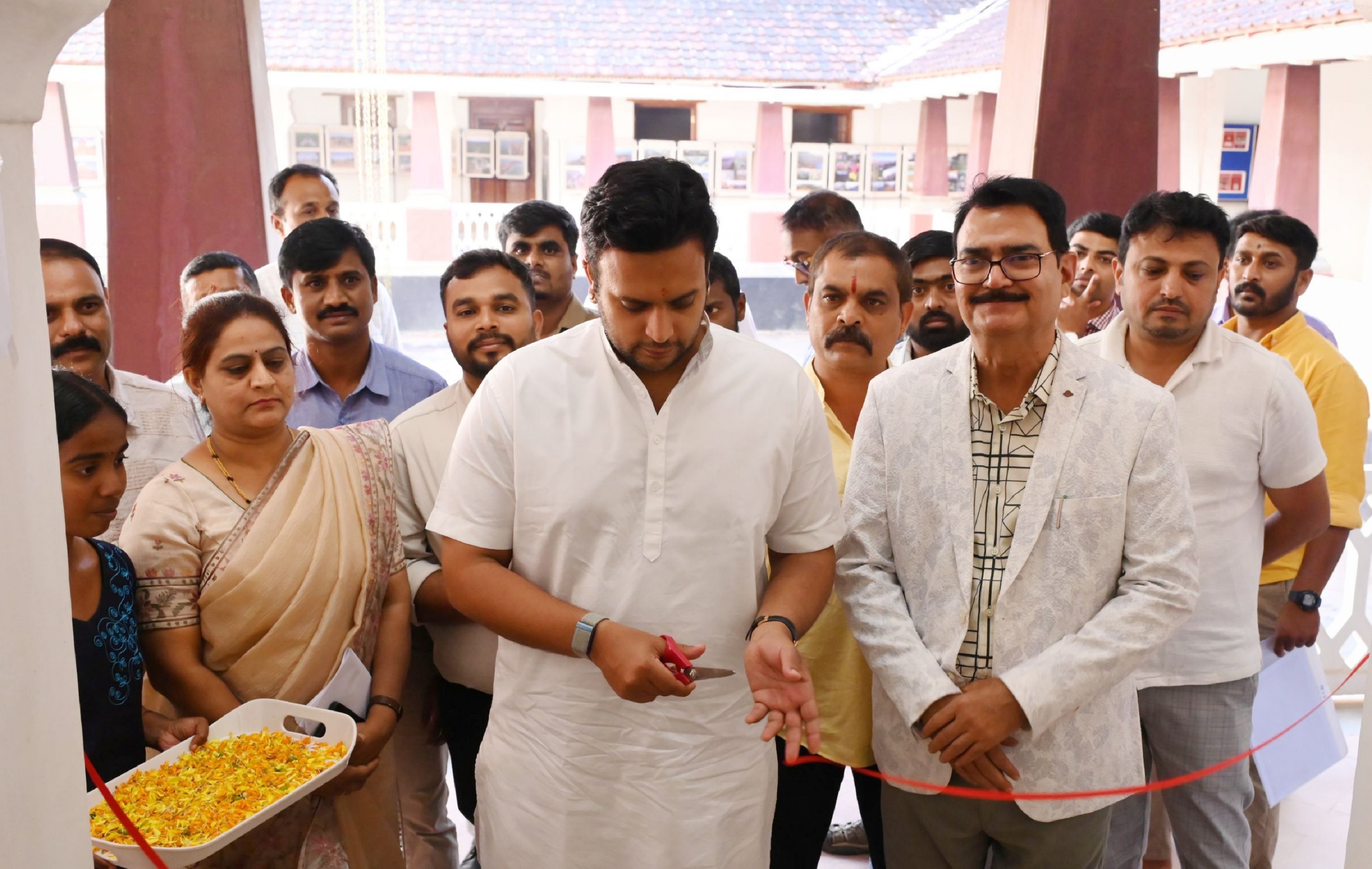 ಸಂಸದ ಯದುವೀರ ಕೃಷ್ಣದತ್ತ ಚಾಮರಾಜ ಒಡೆಯರ್ ಅವರು ಪ್ರದರ್ಶನ ಉದ್ಘಾಟಿಸಿದರು