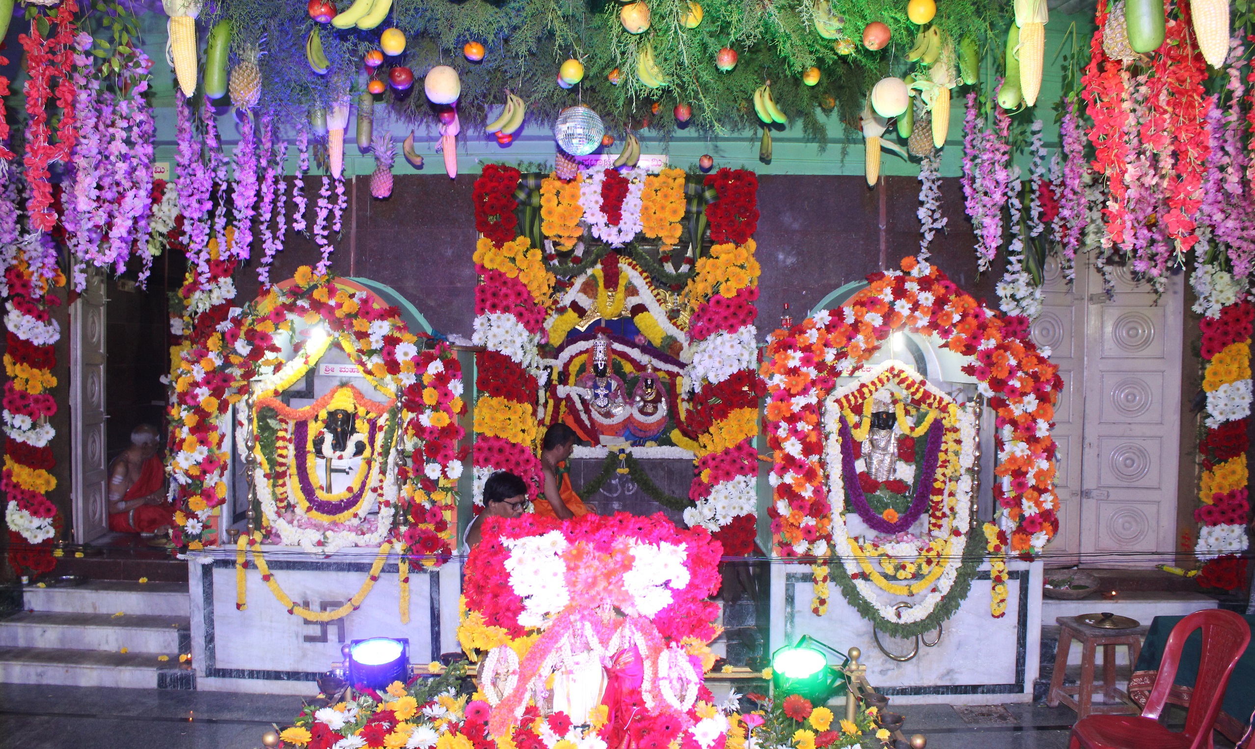 ಆನೇಕಲ್‌ನ ಪಟ್ಟಾಭಿರಾಮ ಸ್ವಾಮಿ ದೇವಾಲಯದಲ್ಲಿ ಲಕ್ಷದೀಪೋತ್ಸವದ ಪ್ರಯುಕ್ತ ವಿಶೇಷ ಅಲಂಕಾರ ಮಾಡಲಾಗಿತ್ತು