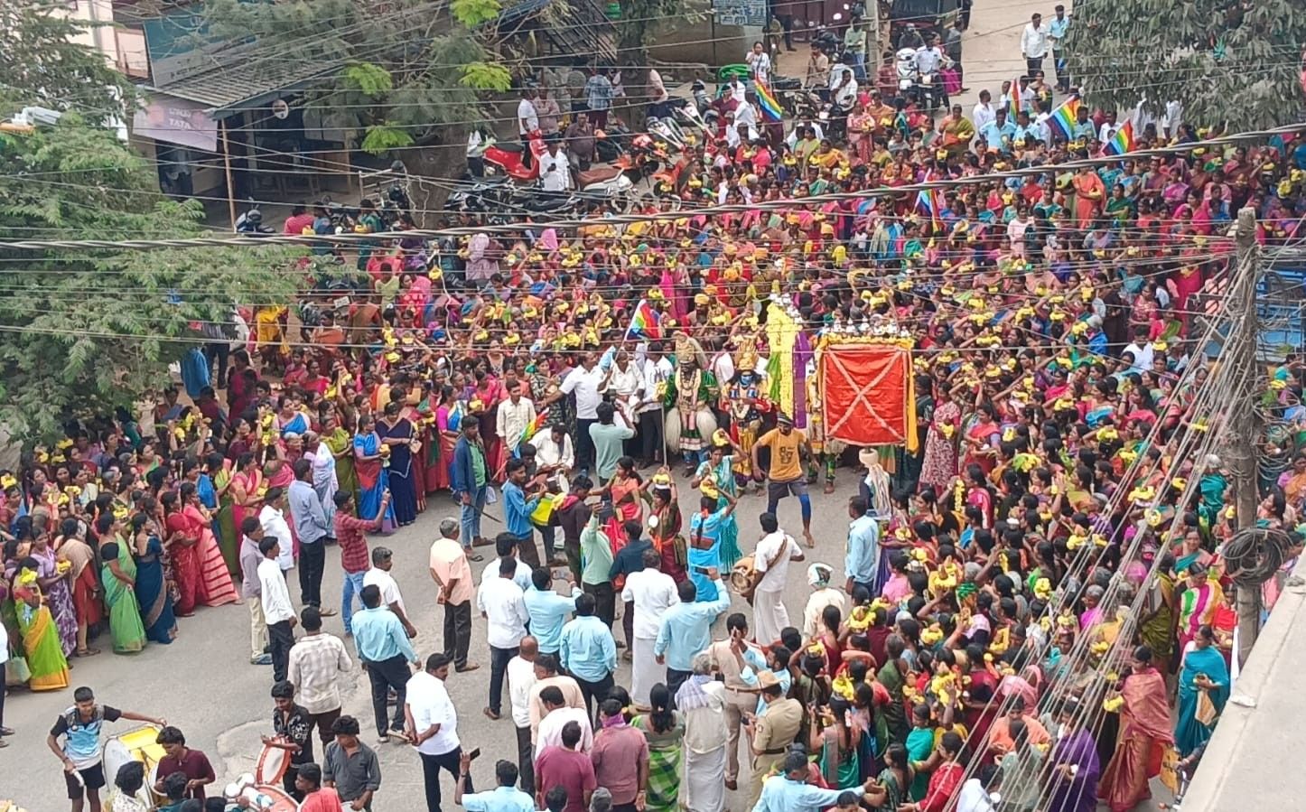 ಹುಣಸೂರು ನಗರದಲ್ಲಿ ನಡೆದ ಸಹಕಾರಿ ಸಪ್ತಾಹ ಕಾರ್ಯಕ್ರಮದ ಅಂಗವಾಗಿ ಬುಧವಾರ ಹಮ್ಮಿಕೊಂಡಿದ್ದ ಬೃಹತ್‌ ಮೆರವಣಿಗೆಯಲ್ಲಿ ಸಹಕಾರಿಗಳು ಭಾಗವಹಿಸಿದ್ದರು