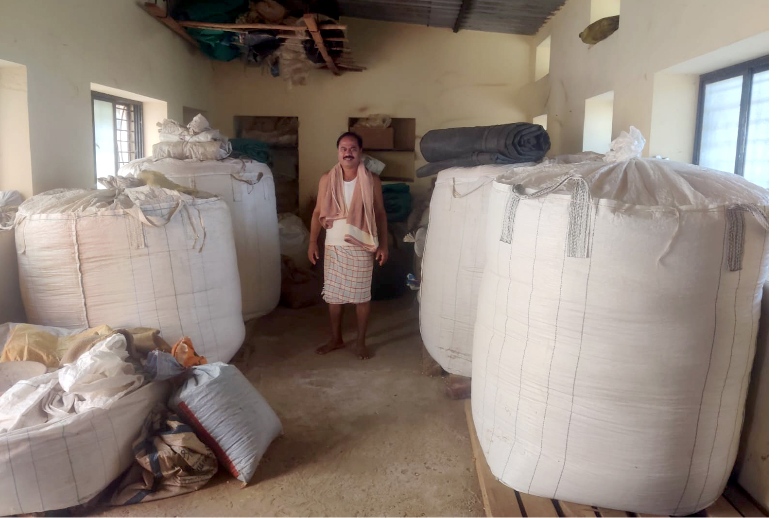 ಬನಹಟ್ಟಿ ಸಮೀಪದ ಜಗದಾಳ ರಸ್ತೆಯ ತೋಟದ ಮನೆಯೊಂದರಲ್ಲಿ ಗೋದಾಮಿನಲ್ಲಿ ಬೃಹತ್ ಚೀಲಗಳಲ್ಲಿ ಮೆಕ್ಕೆಜೋಳ ಶೇಖರಿಸಿ ಇಟ್ಟಿರುವುದು