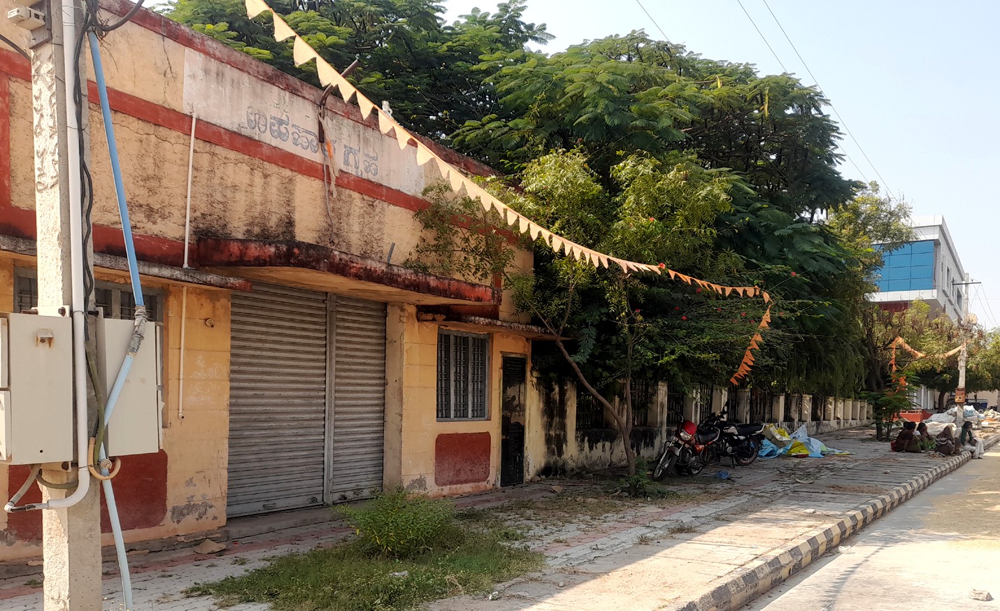 ಖಾಲಿ ಇರುವ ಉಪಹಾರ ಗೃಹದ ಕಟ್ಟಡ