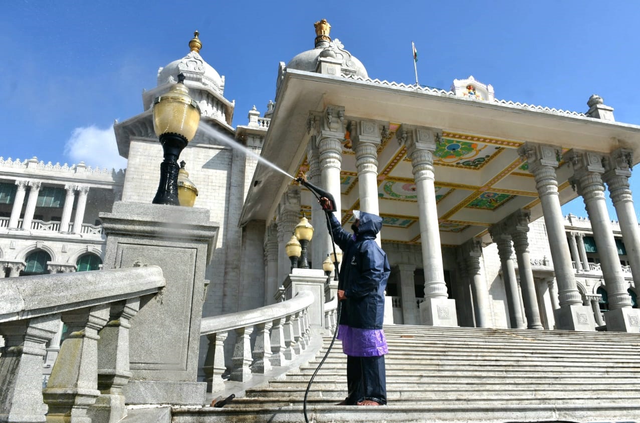 ವಿಧಾನಮಂಡಲ ಚಳಿಗಾಲದ ಅಧಿವೇಶನ ಹಿನ್ನೆಲೆಯಲ್ಲಿ ಬೆಳಗಾವಿಯ ಸುವರ್ಣ ವಿಧಾನಸೌಧದ ಆವರಣದಲ್ಲಿ ಸ್ವಚ್ಛತಾ ಕಾರ್ಯ ಕೈಗೊಳ್ಳಲಾಗಿದೆ.  
‍ಪ್ರಜಾವಾಣಿ ಚಿತ್ರ