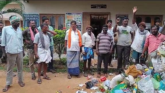 ಸೋಂಪುರ: ಪಂಚಾಯಿತಿ ಮುಂದೆ ಕಸ ಸುರಿದು ಪ್ರತಿಭಟನೆ 