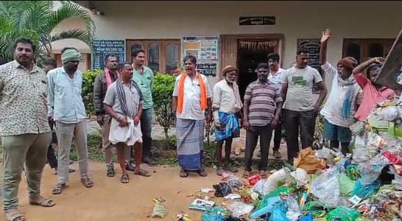 ಚಿತ್ರ: ಸೋಂಪುರ ಪಂಚಾಯಿತಿ ಕಚೇರಿ ಮುಂದೆ ಕಸ ಸುರಿದು ಪ್ರತಿಭಟನೆ ನಡೆಸಿದ ತಿಮ್ಮನಾಯಕನಹಳ್ಳಿ ಗ್ರಾಮಸ್ಥರು.