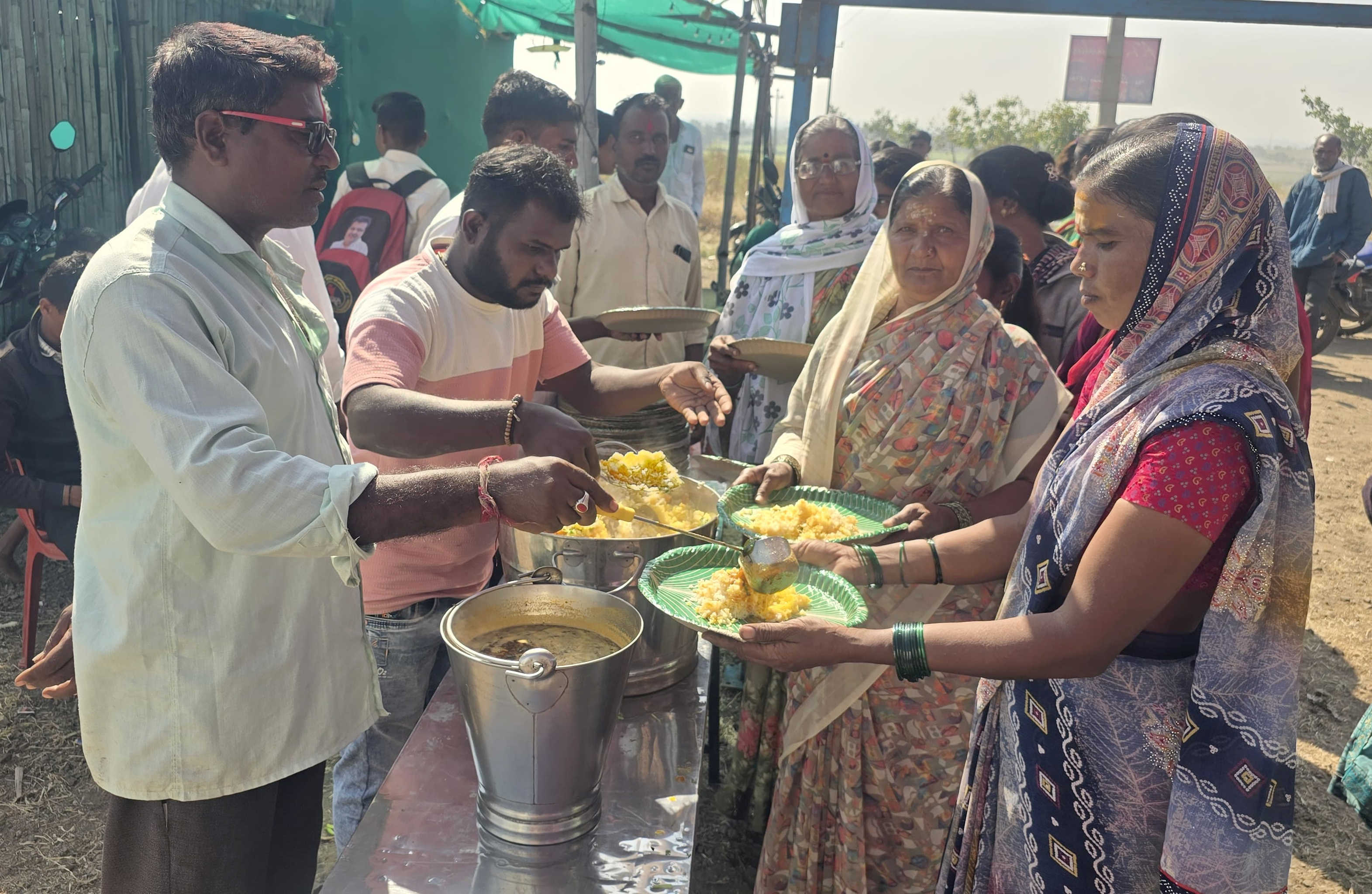 ತಿಕೋಟಾ ತಾಲ್ಲೂಕಿನ ಬಾಬಾನಗರ ಗುಡ್ಡಾಪುರ ರಸ್ತೆಯಲ್ಲಿ ಕಳ್ಳಕವಟಗಿ ಗ್ರಾಮಸ್ಥರು ಗುಡ್ಡಾಪುರಕ್ಕೆ ಸಾಗುವ ಪಾದಯಾತ್ರಿಗಳಿಗೆ ಪ್ರಸಾದ ವ್ಯವಸ್ಥೆ ಮಾಡಿದರು.