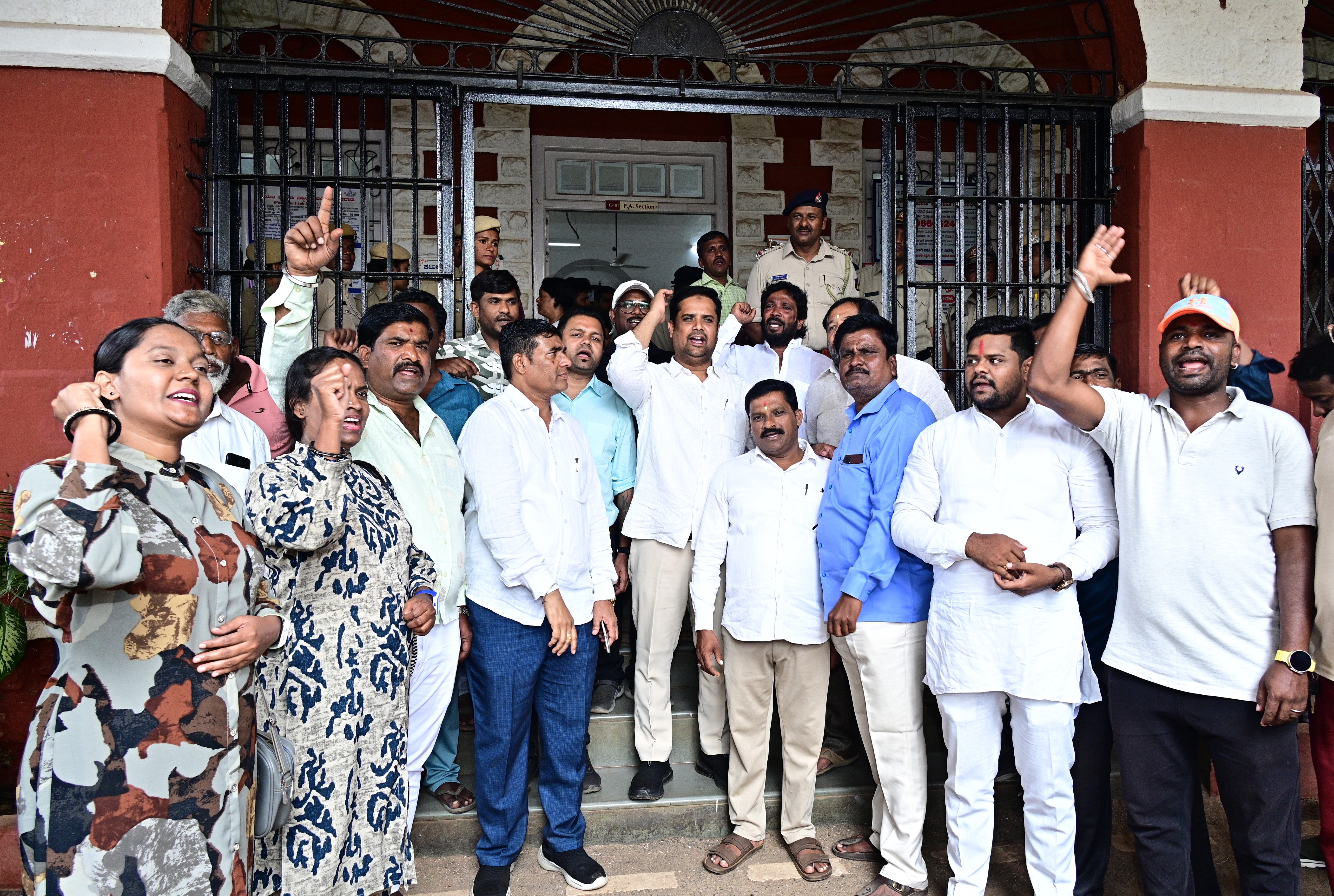 ಹುಬ್ಬಳ್ಳಿ–ಧಾರವಾಡ ಮಹಾನಗರ ಪಾಲಿಕೆಯ ಆಯುಕ್ತರ ಕಚೇರಿ ಎದುರು ಪಾಲಿಕೆಯ ಕಾಂಗ್ರೆಸ್ ಸದಸ್ಯರು ಕಾರ್ಯಕರ್ತರು ಪ್ರತಿಭಟನೆ ನಡೆಸಿದರು