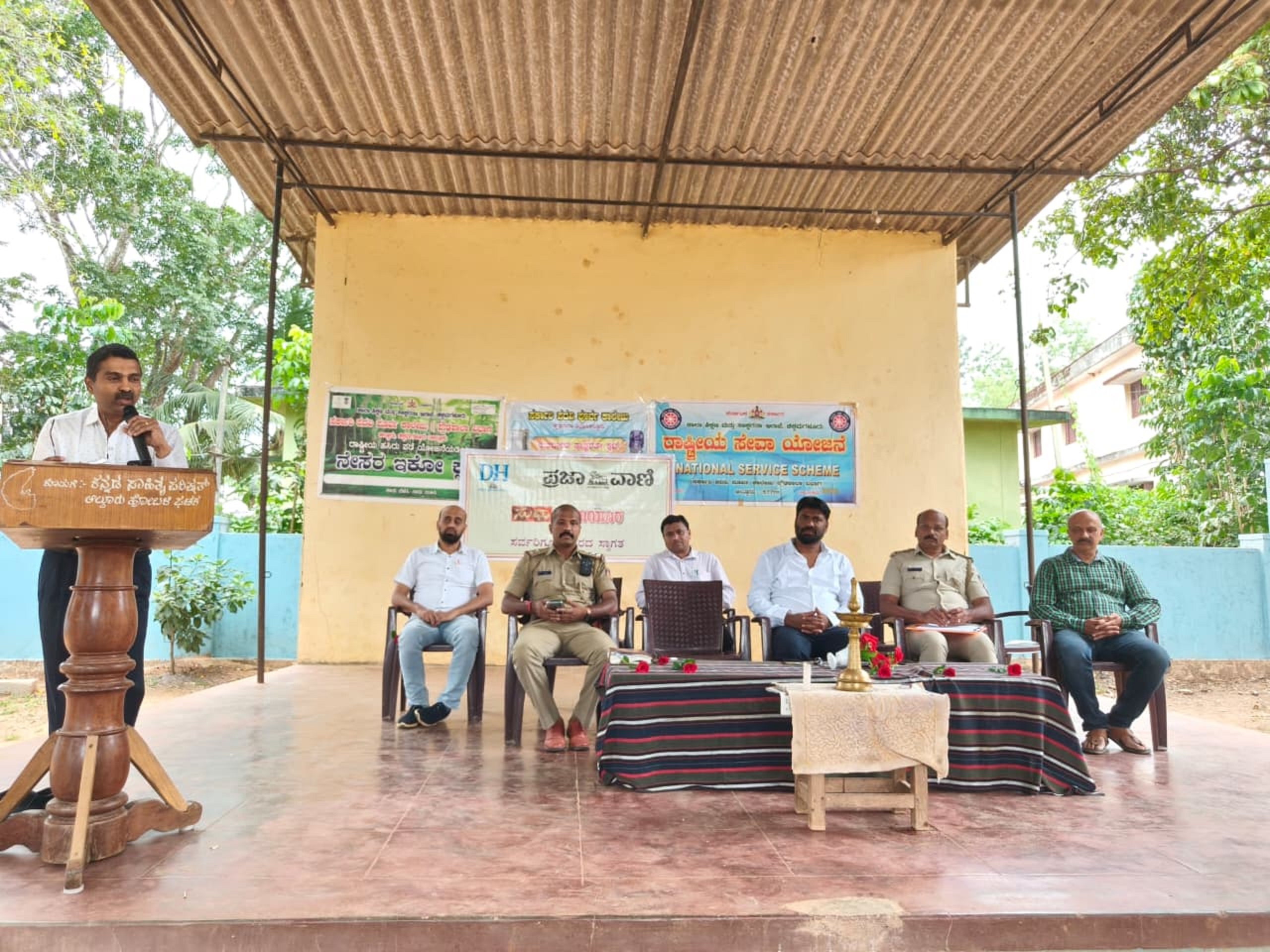 ಪದವಿ ಪೂರ್ವ ಕಾಲೇಜು ವಿದ್ಯಾರ್ಥಿಗಳಿಗೆ ಆಯೋಜಿಸಿದ್ದ ‘ಮಾದಕ ವ್ಯಸನ ಮುಕ್ತ ಮತ್ತು ಸೈಬರ್ ಅಪರಾಧ ಜಾಗೃತಿ ಕಾರ್ಯಕ್ರಮ’ದಲ್ಲಿ ವೈದ್ಯ ಮನು ಮಾತನಾಡಿದರು