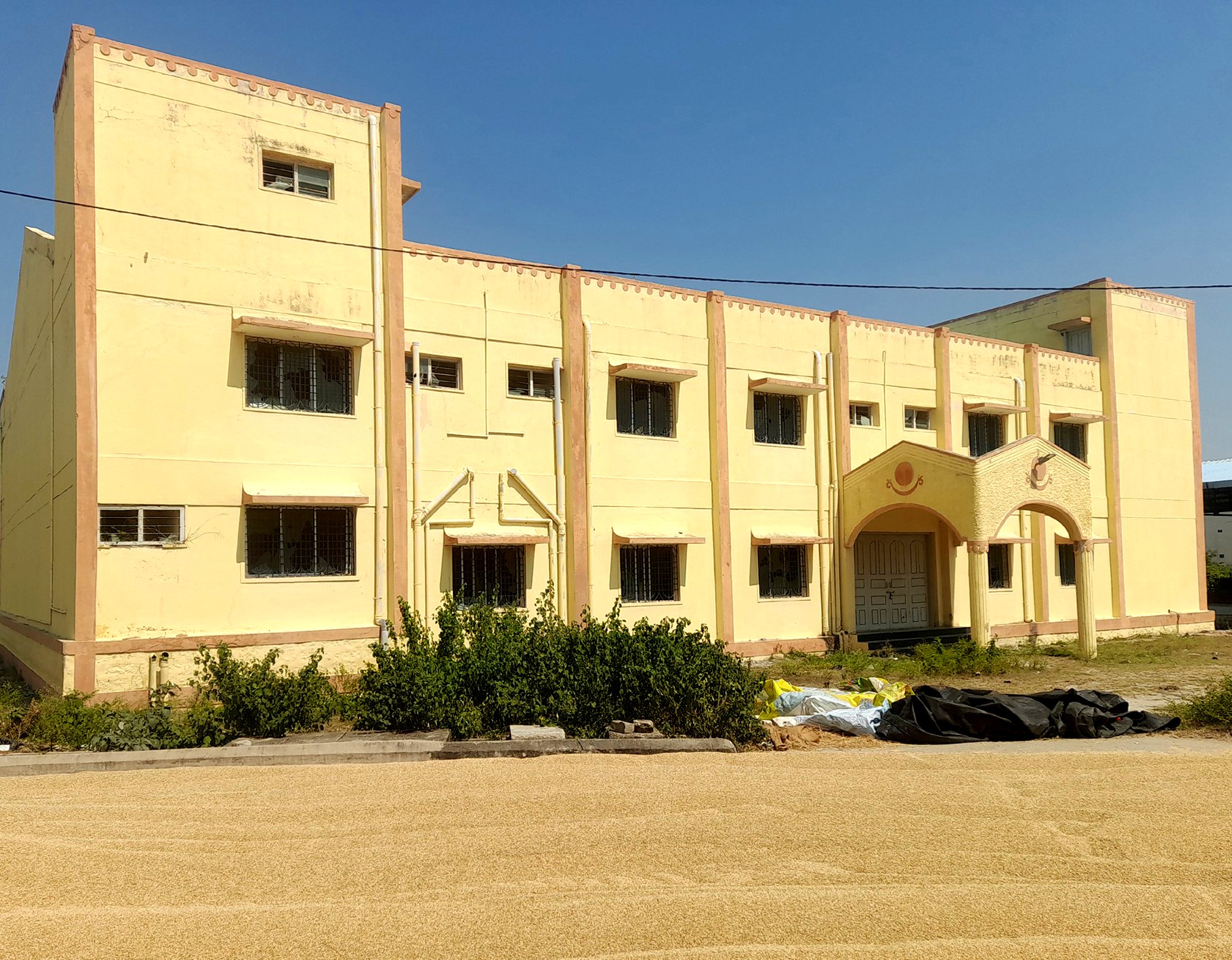 ಹಾಳು ಬಿದ್ದಿರುವ ಸಮುದಾಯ ಭವನ