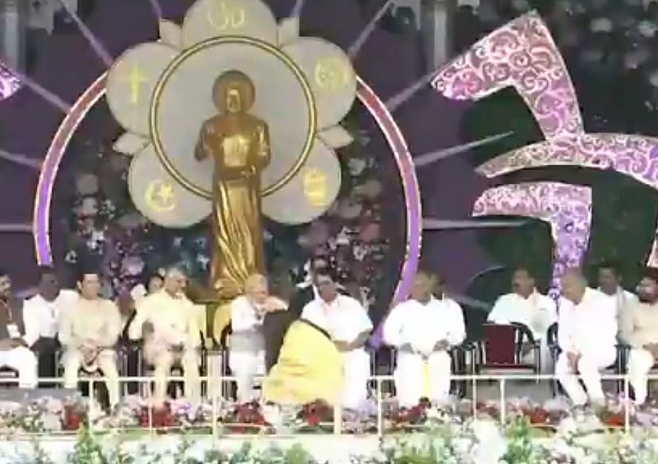 ಪ್ರಧಾನಿ ಮೋದಿ ಪಾದ ಮುಟ್ಟಿ ನಮಸ್ಕರಿಸಿದ ಐಶ್ಚರ್ಯಾ ರೈ