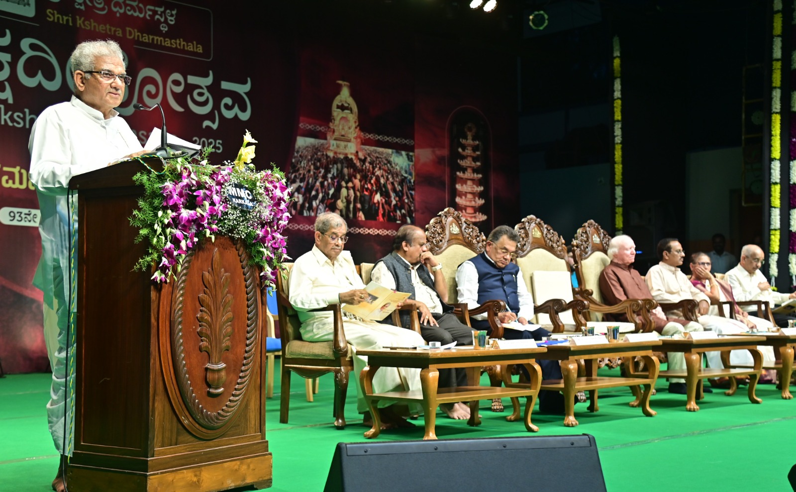 ಧರ್ಮಸ್ಥಳದಲ್ಲಿ ಬುಧವಾರ ನಡೆದ ಸಾಹಿತ್ಯ ಸಮ್ಮೇಳನದ 93ನೇ ಅಧಿವೇಶನದಲ್ಲಿ ಧರ್ಮಾಧಿಕಾರಿ ವಿರೇಂದ್ರ ಹೆಗ್ಗಡೆ ಮಾತನಾಡಿದರು