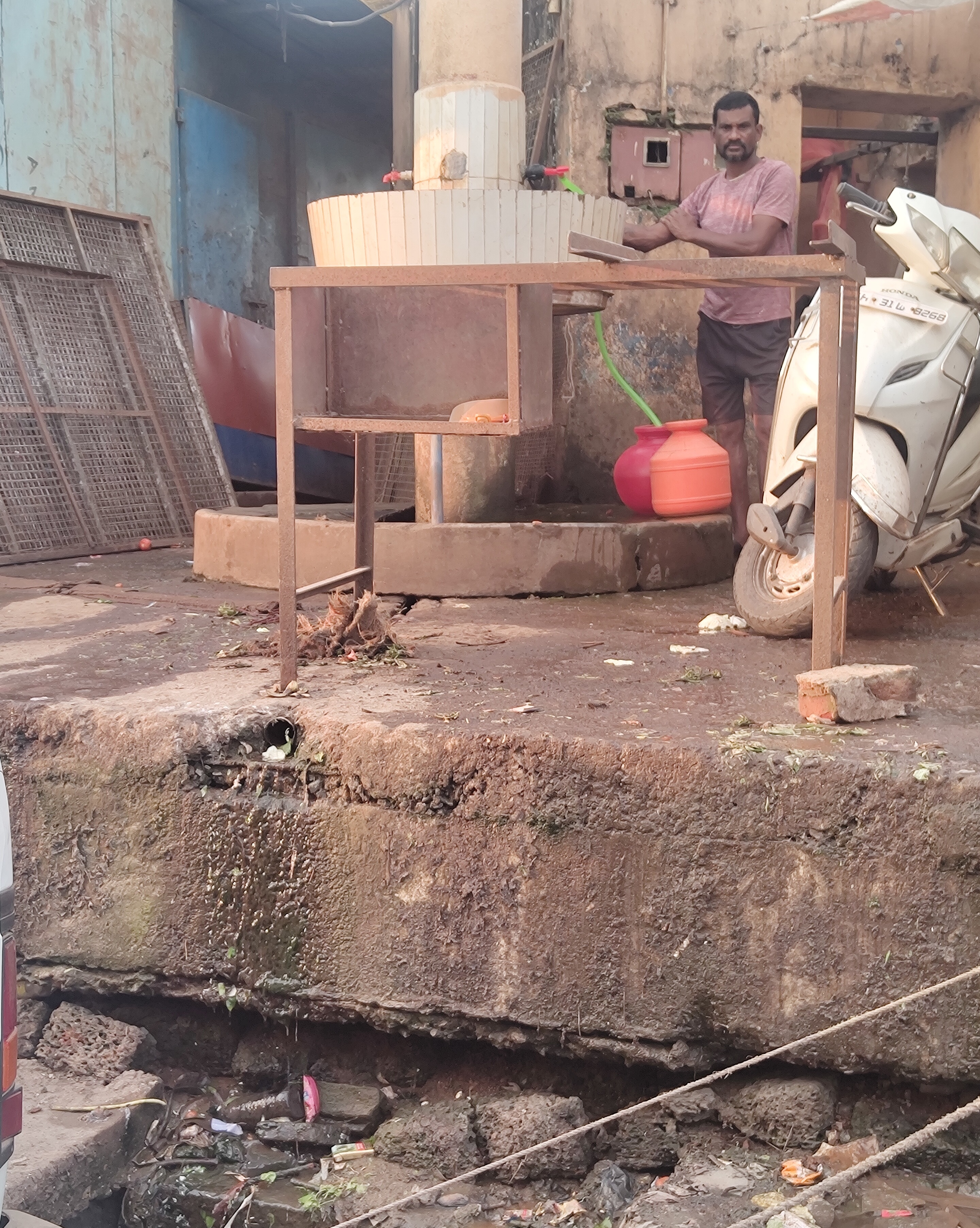 ಗಲೀಜಿನಿಂದ ಸುತ್ತುವರೆದಿರುವ ಮಾರುಕಟ್ಟೆ ಒಳಗಿನ ಕುಡಿಯುವ ನೀರಿನ ವ್ಯವಸ್ಥೆ 