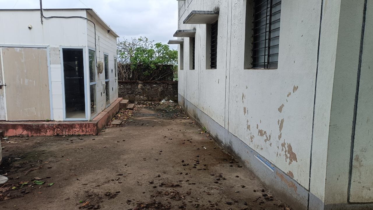 ಶಿರಗಾಂವ ಗ್ರಾಮದಲ್ಲಿ ಸಾರ್ವಜನಿಕ ಗ್ರಂಥಾಲಯ ಮತ್ತು ಶುದ್ಧ ಕುಡಿಯುವ ನೀರಿನ ಘಟಕದ ಮಧ್ಯೆ ಇರುವ ಜಾಗ ಮಲಿನಗೊಂಡಿರುವುದು