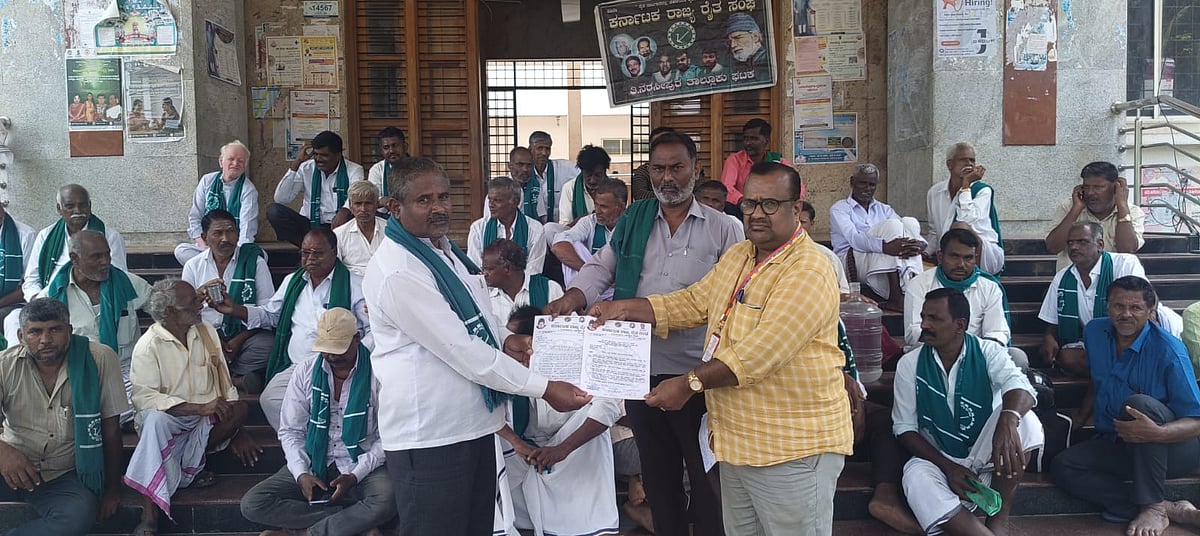 ಮೈಸೂರು: ಭತ್ತ ಖರೀದಿ ಕೇಂದ್ರ ತೆರೆಯಲು ಆಗ್ರಹಿಸಿ ರೈತರ ಪ್ರತಿಭಟನೆ