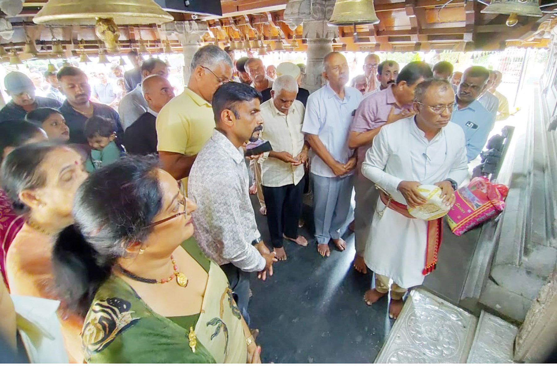 ನಾಪೋಕ್ಲು ಸಮೀಪದ ಕಕ್ಕಬೆ ಪಾಡಿ ಶ್ರೀ ಇಗ್ಗುತ್ತಪ್ಪ ಸನ್ನಿಧಿಯಲ್ಲಿ ಬುಧವಾರ ಅಖಿಲ ಕೊಡವ ಸಮಾಜದ ಅಧ್ಯಕ್ಷ ಪರದಂಡ ಸುಬ್ರಮಣಿ ಕಾವೇರಪ್ಪ   ಪ್ರಾರ್ಥನೆ ಸಲ್ಲಿಸಿದರು 