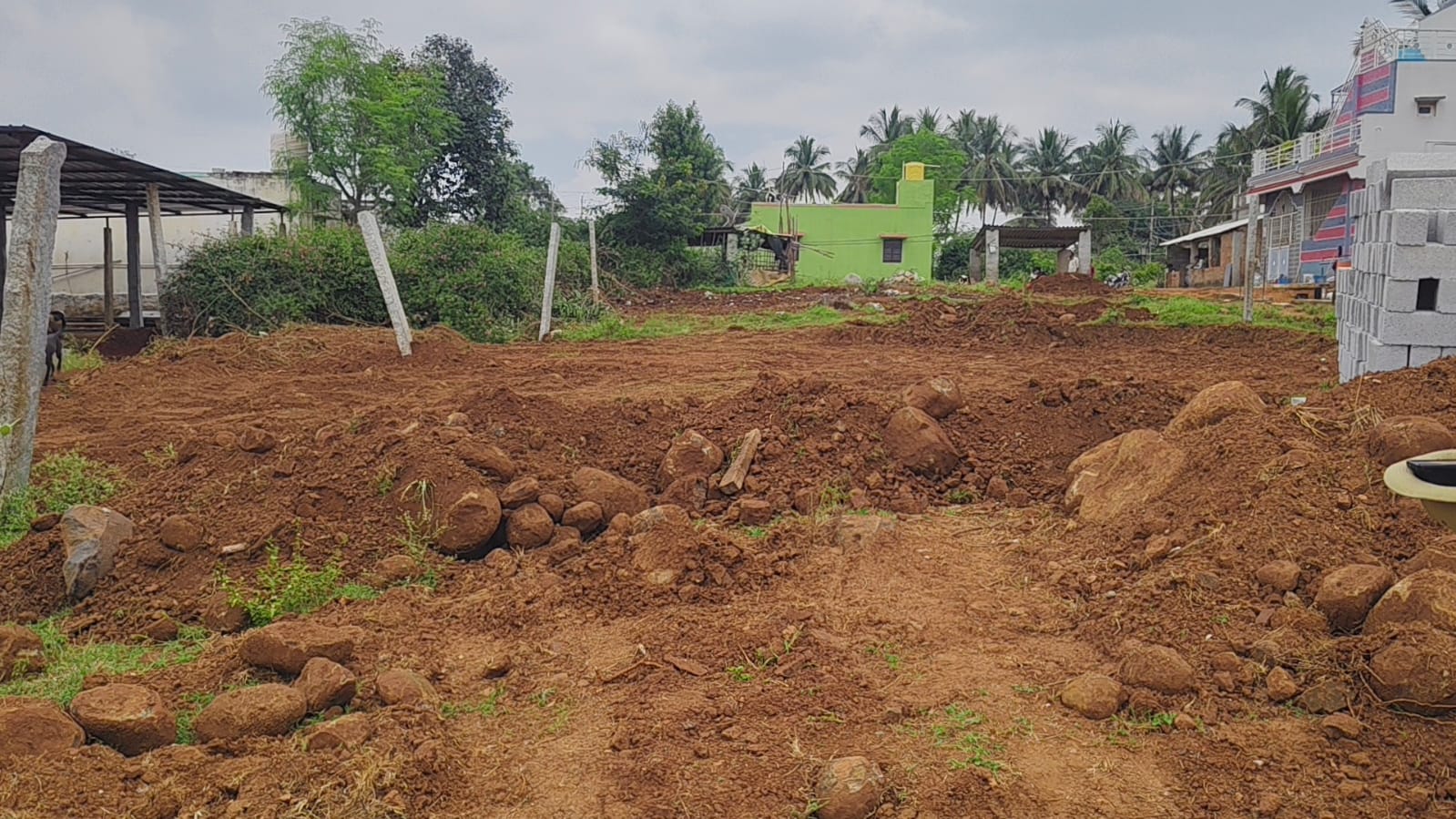 ಬಂಗಾರಪೇಟೆ ತಾಲ್ಲೂಕಿನ ಮಾಗೊಂದಿ ಗ್ರಾಮ ಪಂಚಾಯಿತಿ ವ್ಯಾಪ್ತಿಯಲ್ಲಿರುವ ರಾಮಾಚಂದ್ರಪುರ ಗ್ರಾಮದಲ್ಲಿ ವಸತಿ ಉದ್ದೇಶಕ್ಕಾಗಿ ಮಂಜೂರು ಮಾಡಿವ ಜಾಗವನ್ನು ಒತ್ತುವರಿಯನ್ನು ಮಾಡಿಕೊಂಡು ಧನ ಶೆಡ್ ಗಳ ನಿರ್ಮಾಣ