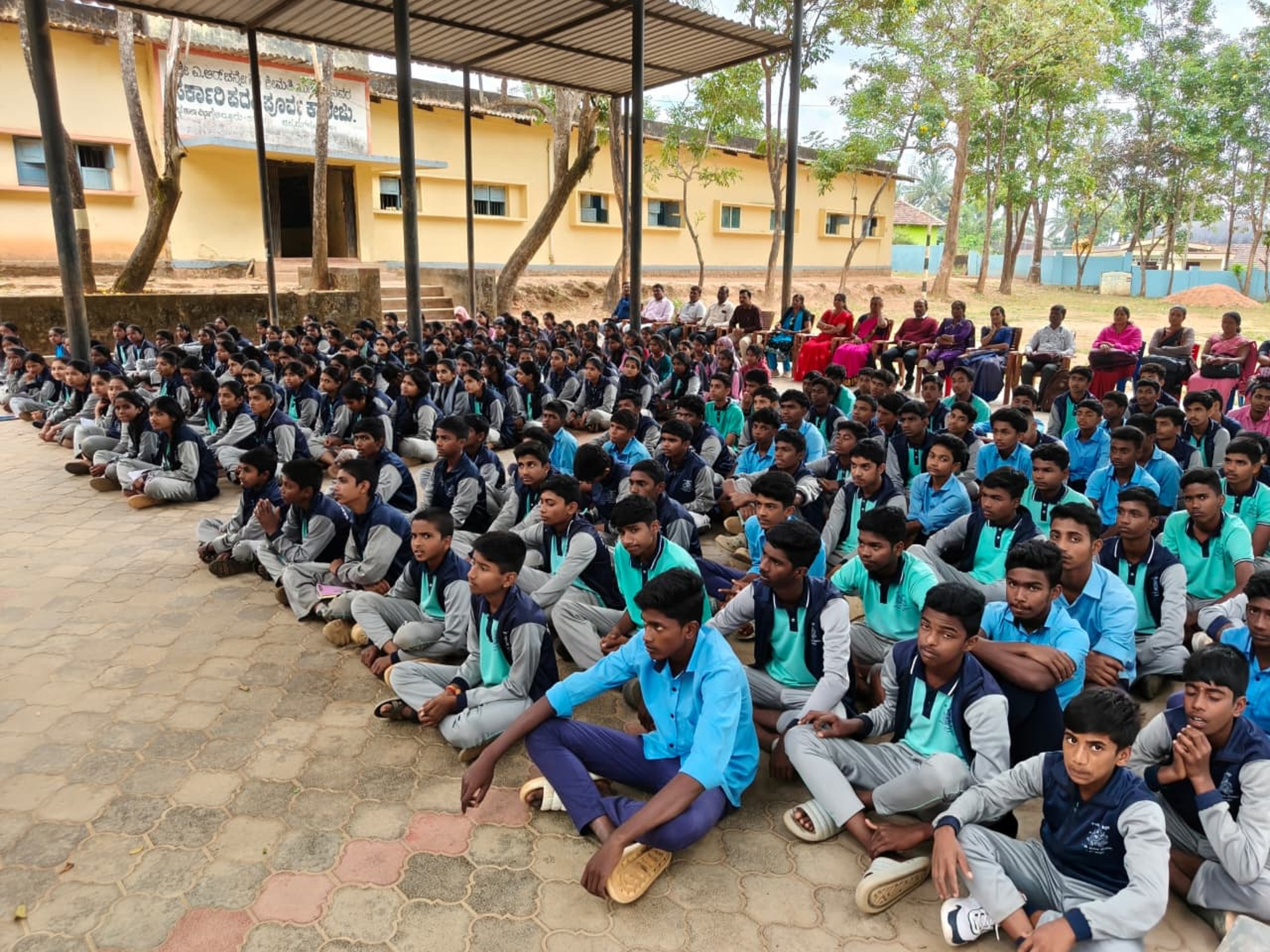 ‘ಪ್ರಜಾವಾಣಿ’ ಪತ್ರಿಕೆ ಹಾಗೂ ಶಾಲಾ ಶಿಕ್ಷಣ ಇಲಾಖೆ ವತಿಯಿಂದ ಆಲ್ದೂರಿನಲ್ಲಿ ಪ್ರೌಢಶಾಲಾ ವಿದ್ಯಾರ್ಥಿಗಳು ಮತ್ತು ಪದವಿ ಪೂರ್ವ ಕಾಲೇಜು ವಿದ್ಯಾರ್ಥಿಗಳಿಗೆ ಆಯೋಜಿಸಿದ್ದ ಕಾರ್ಯಕ್ರಮಲ್ಲಿ ಭಾಗವಹಿಸಿದ್ದ ವಿದ್ಯಾರ್ಥಿಗಳು