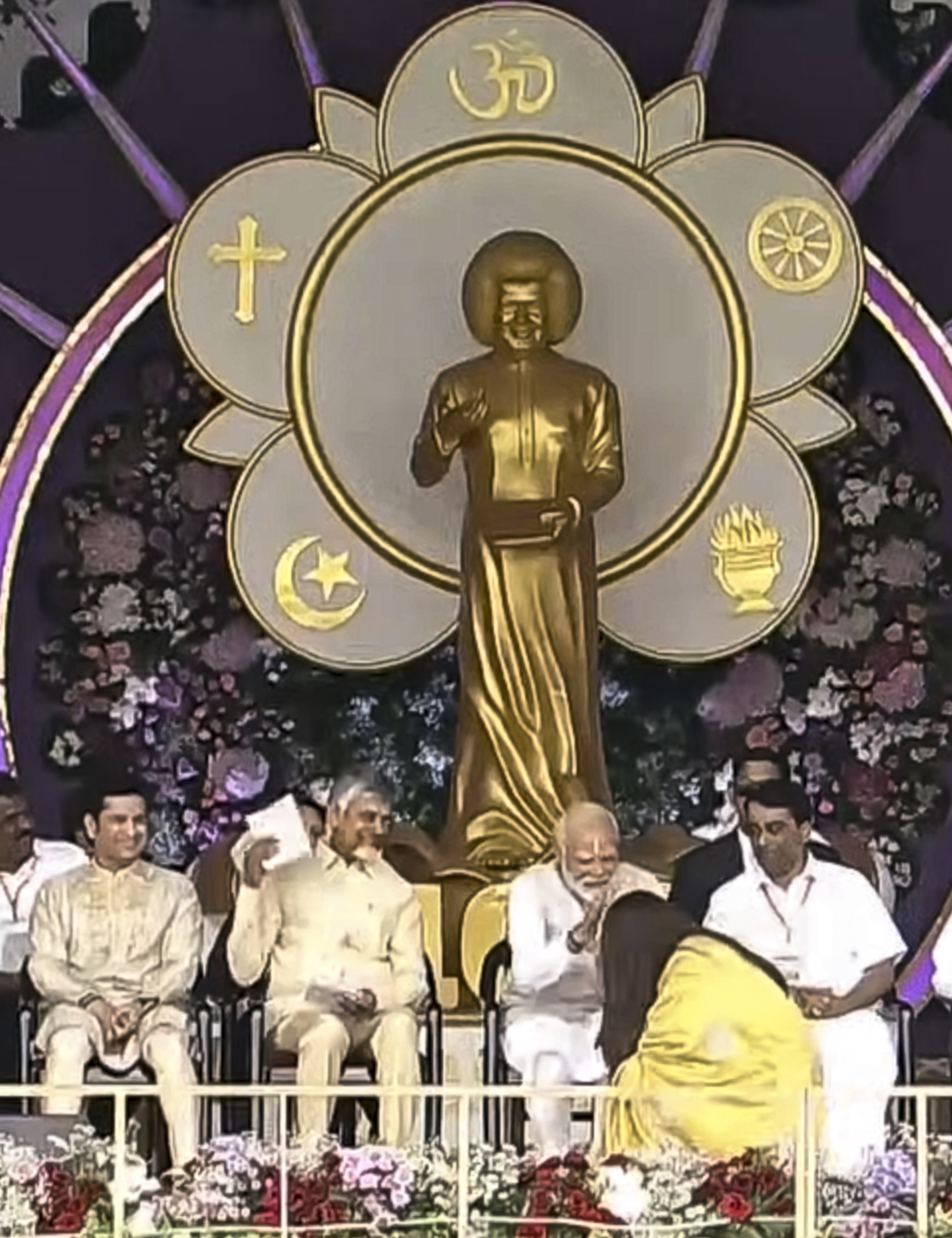 ನಟಿ ಐಶ್ವರ್ಯ ರೈ ಅವರು ಪ್ರಧಾನಿ ಮೋದಿ ಅವರ ಪಾದ ಮುಟ್ಟಿ ನಮಸ್ಕರಿಸಿದರು – ಪಿಟಿಐ ಚಿತ್ರ