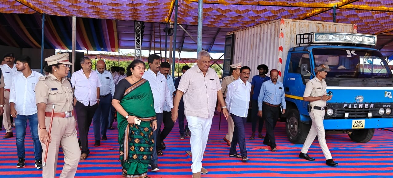 ಜಿಲ್ಲಾ ಉಸ್ತುವಾರಿ ಸಚಿವೆ ಕೆ.ವೆಂಕಟೇಶ್ ಅಧಿಕಾರಿಗಳೊಂದಿಗೆ ಗುರುವಾರ ಅಖಿಲ ಭಾರತ ಸಹಕಾರ ಸಪ್ತಾಹ ನಡೆಯುವ ಜಿಲ್ಲಾ ಕ್ರೀಡಾಂಗಣಕ್ಕೆ ಭೇಟಿನೀಡಿ ಸಿದ್ಧತೆಗಳನ್ನು ಪರಿಶೀಲಿಸಿದರು. 