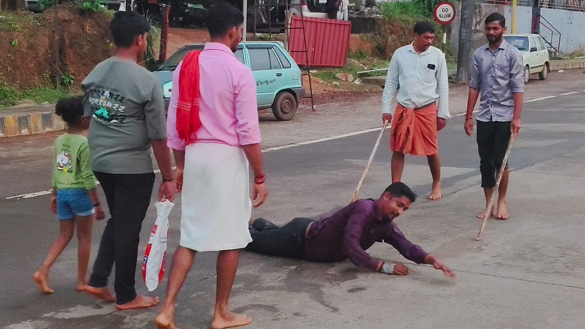 ಸುಬ್ರಹ್ಮಣ್ಯ: ಬೀದಿ ಉರುಳು ಸೇವೆ ಆರಂಭ